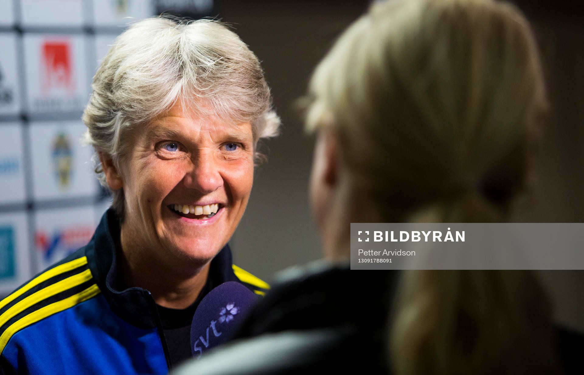 Förbundskapten Pia Sundhage i mixed zone