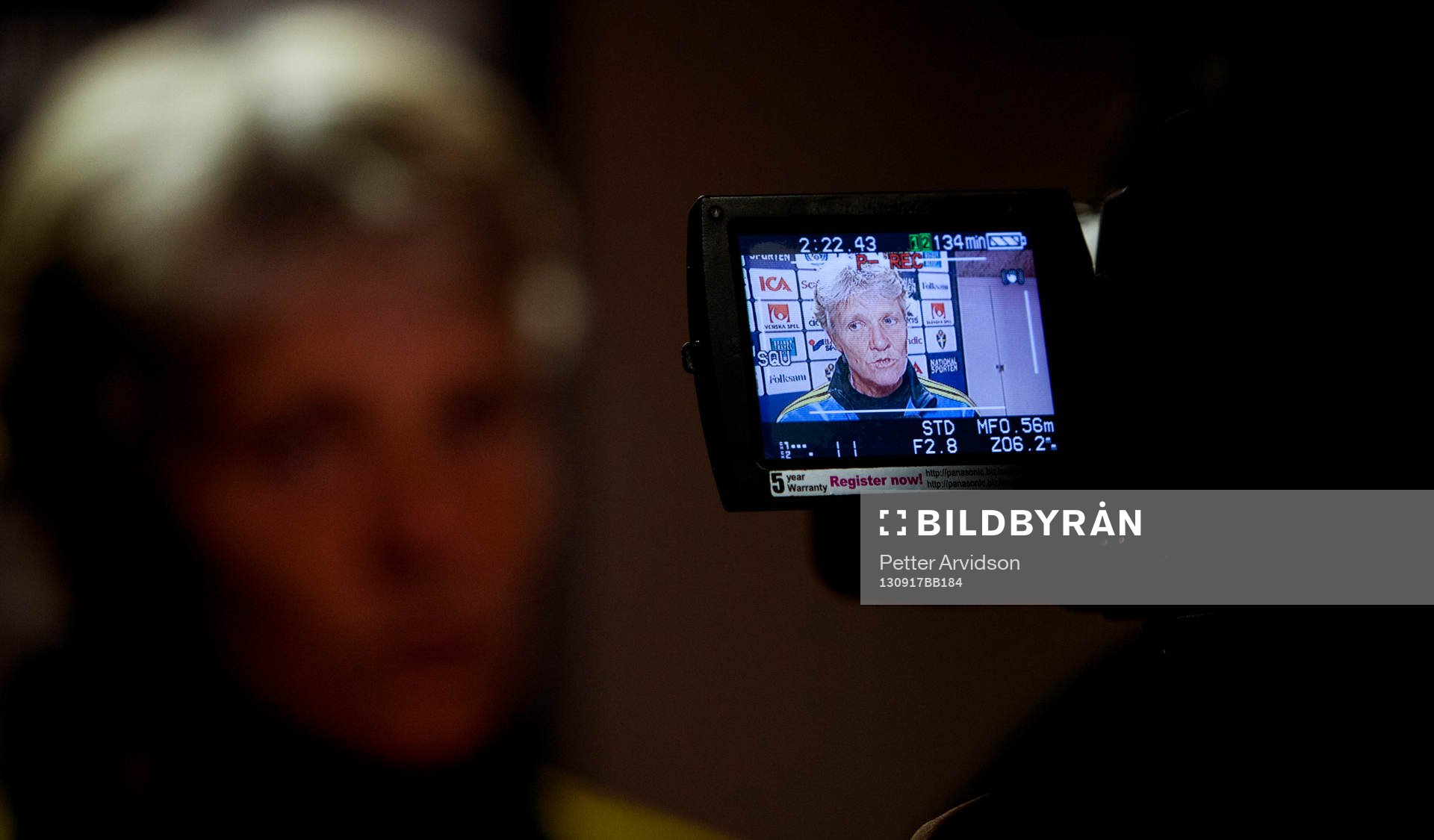 Förbundskapten Pia Sundhage i mixed zone