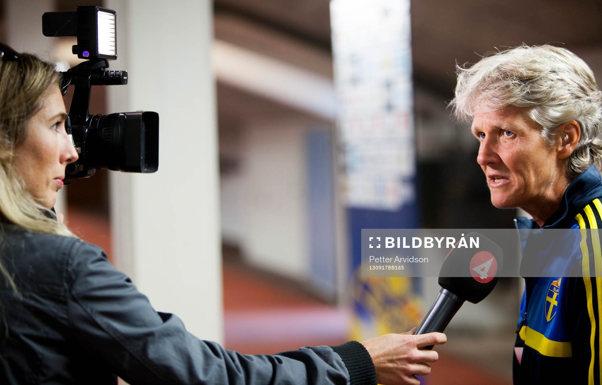 Förbundskapten Pia Sundhage i mixed zone