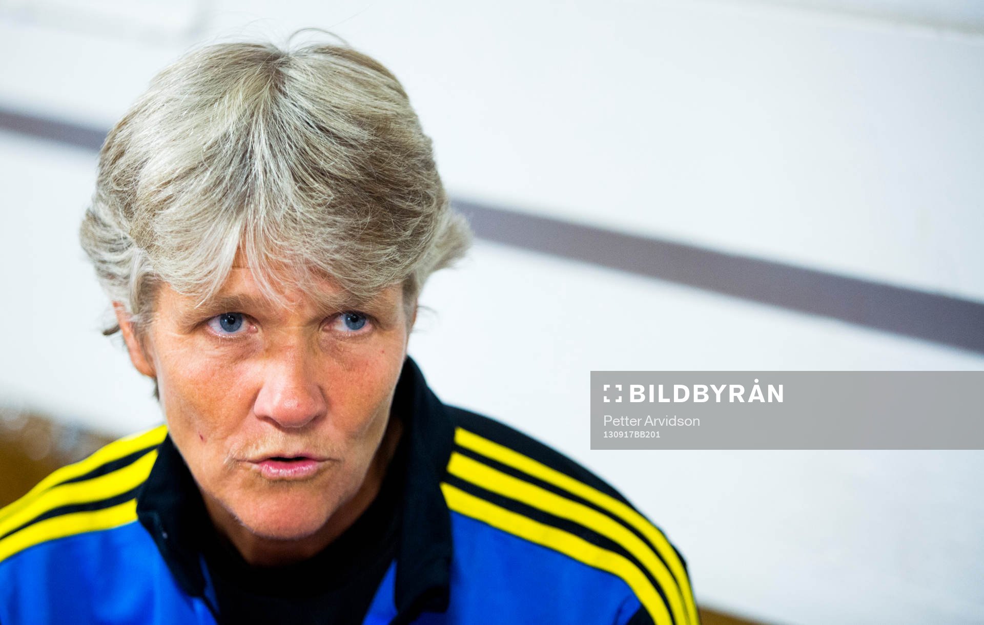 Förbundskapten Pia Sundhage i mixed zone