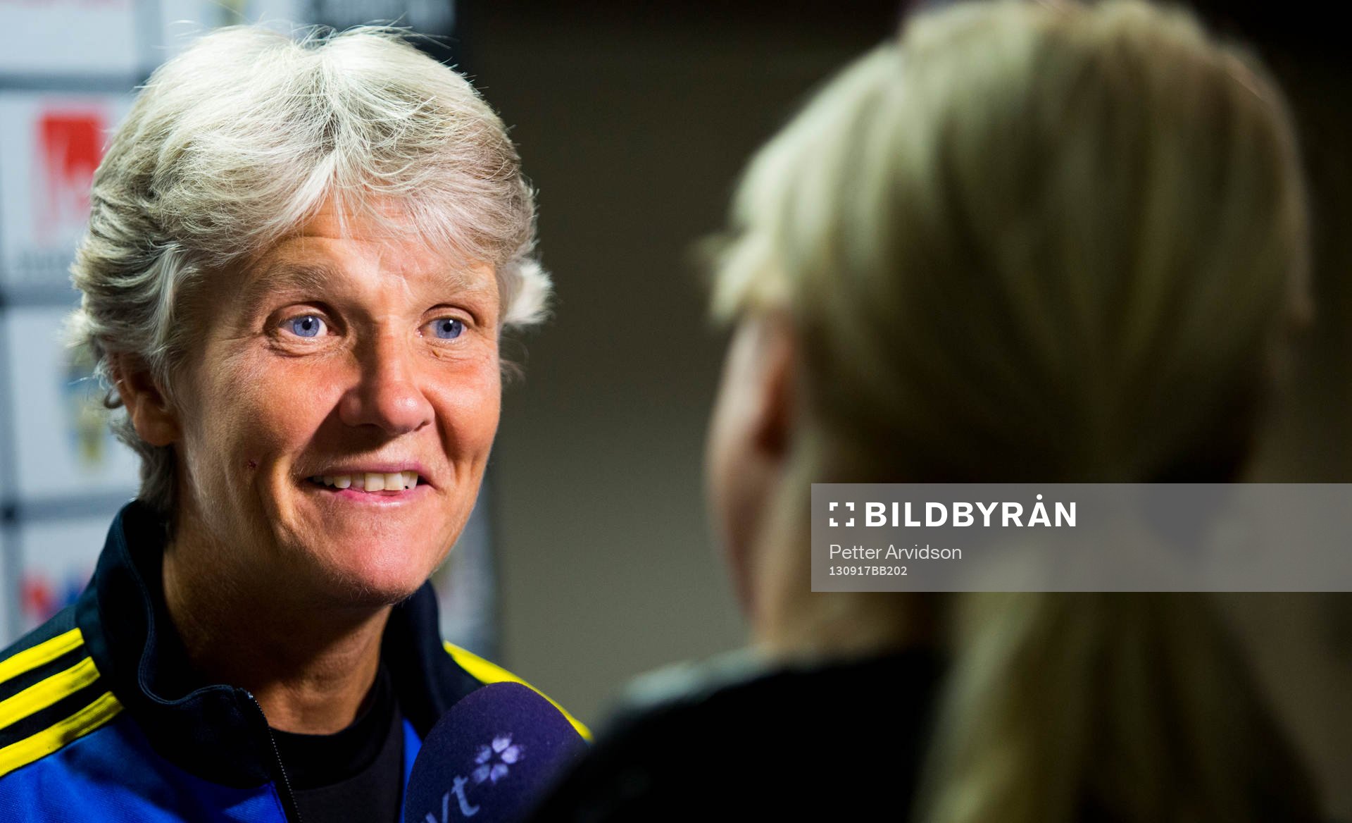Förbundskapten Pia Sundhage i mixed zone