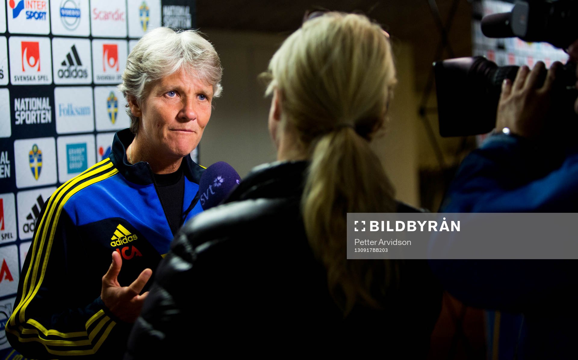 Förbundskapten Pia Sundhage i mixed zone