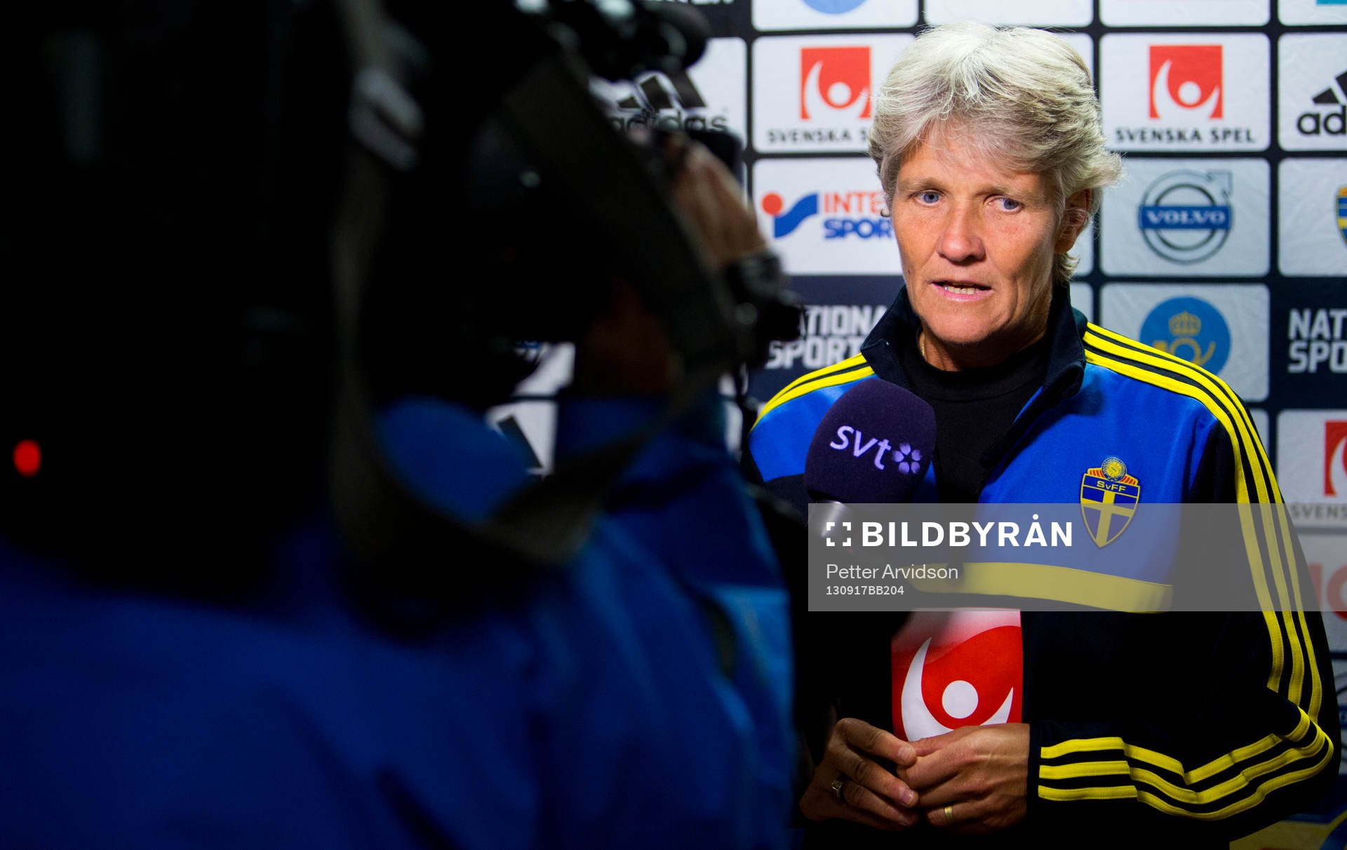Förbundskapten Pia Sundhage i mixed zone