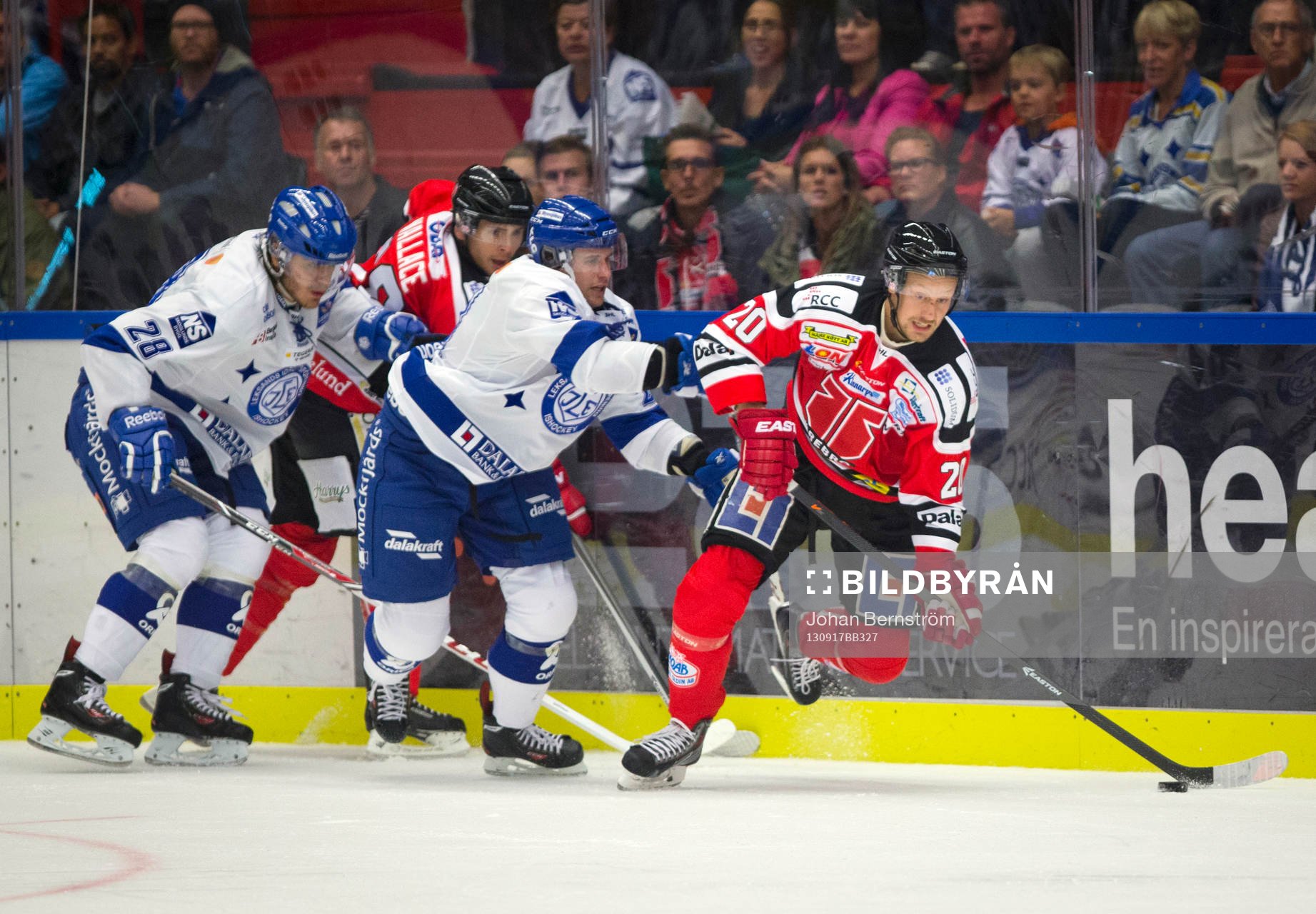 Leksands Ryan Russel jagar Örebros Marcus Weinstock i SHL