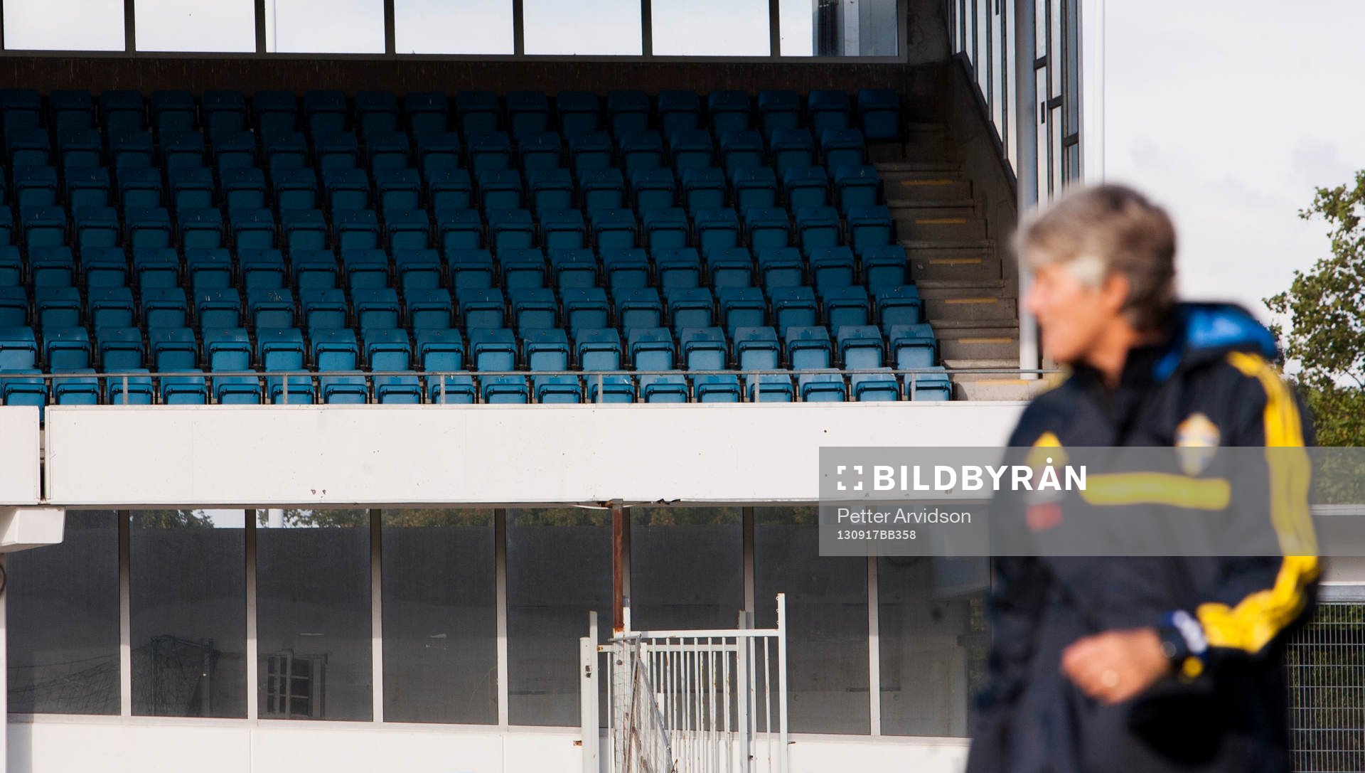 Tomma läktare och förbundskapten Pia Sundhage  i