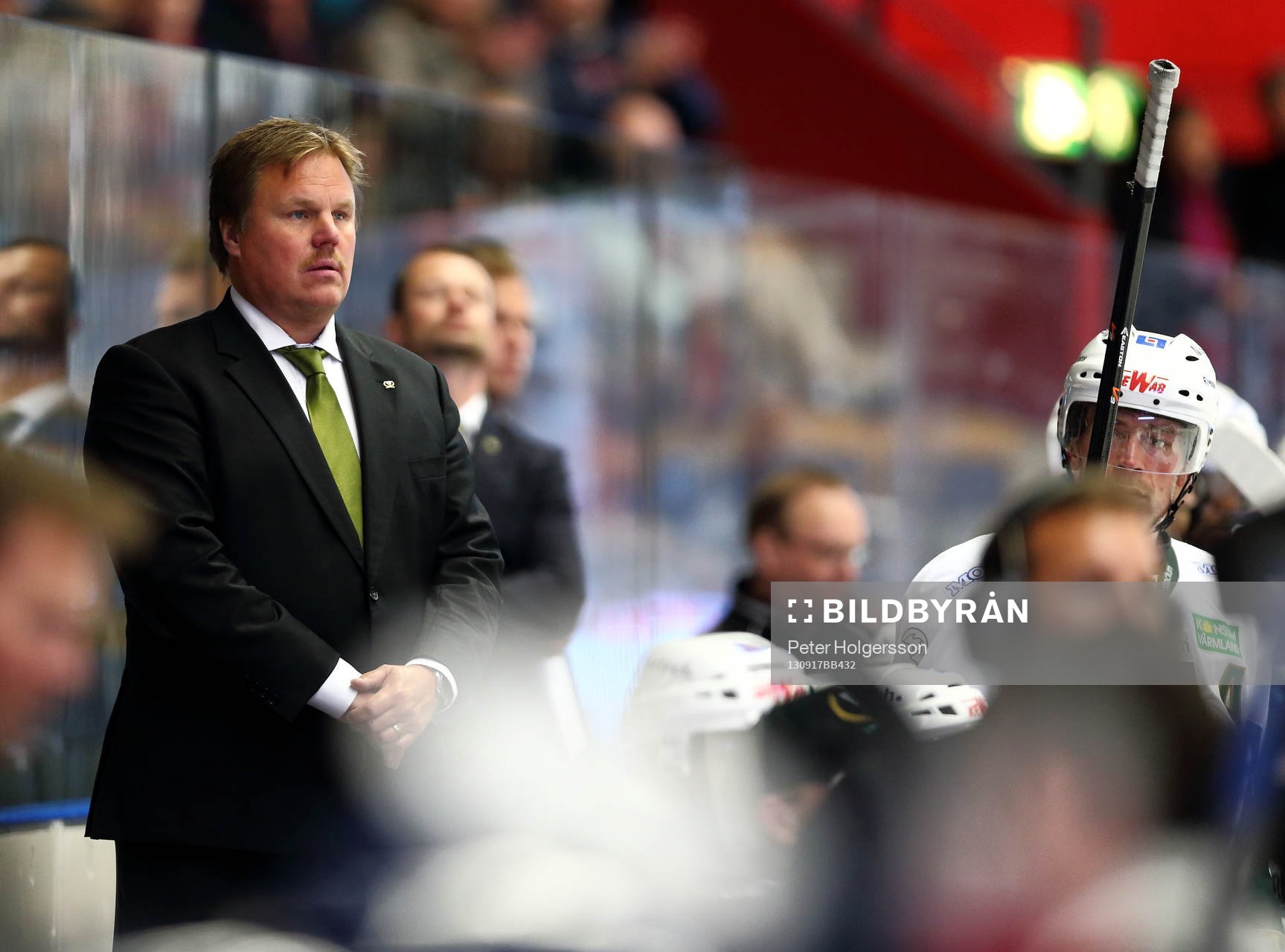 Bekymrad tränare Leif Carlsson i matchen mellan Linköping