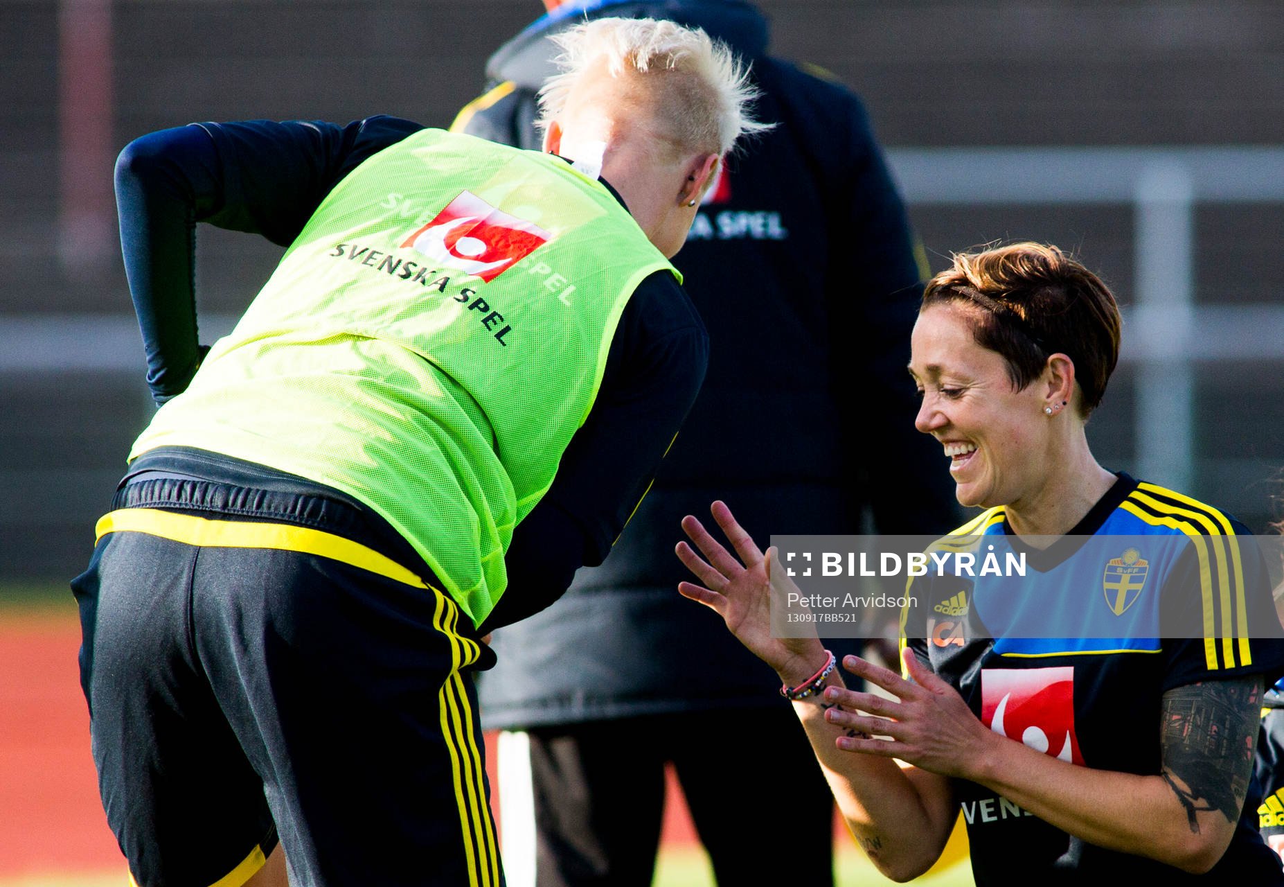 Nilla Fischer och Therese Sjögran busar