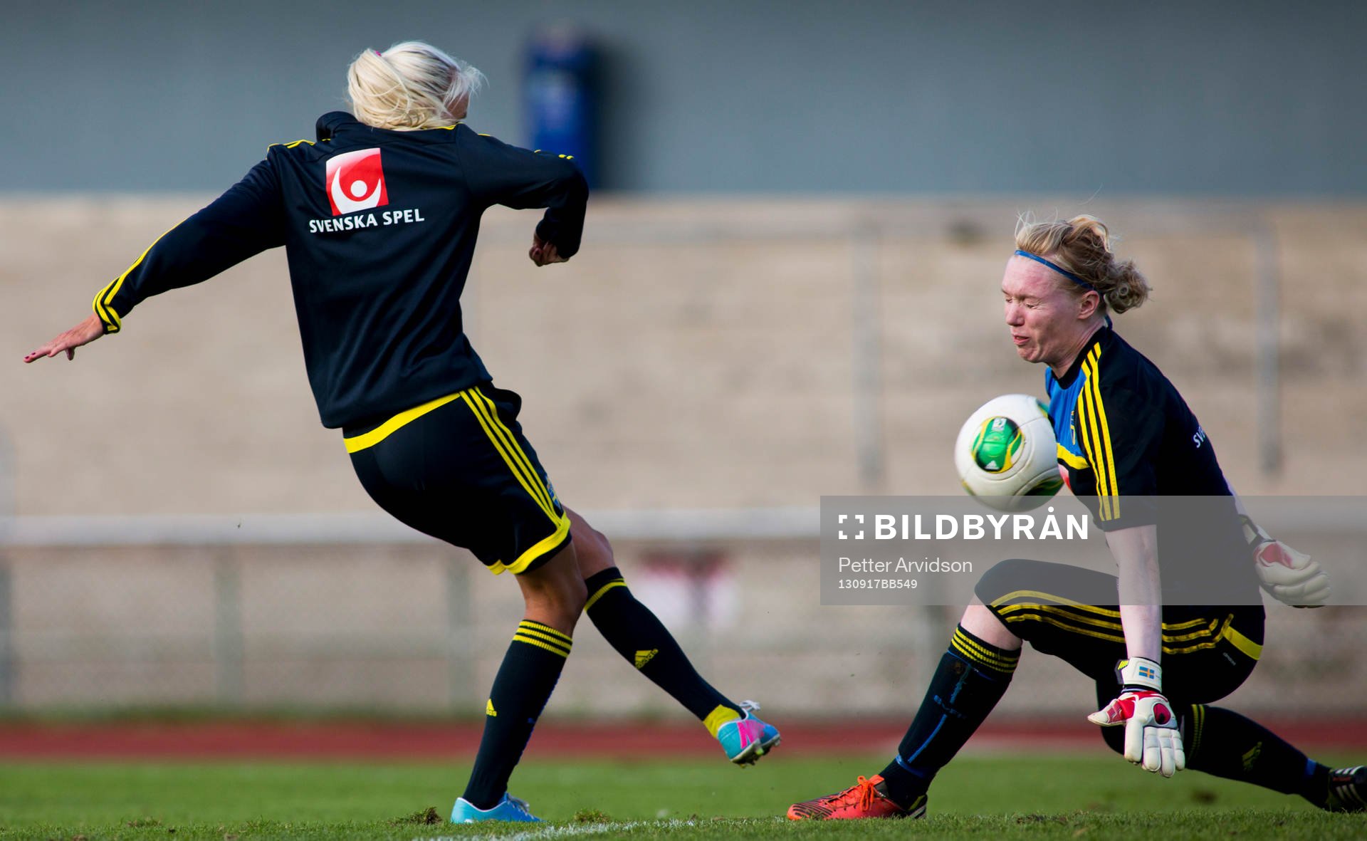 Målvakt Hedvig Lindahl räddar ett skott