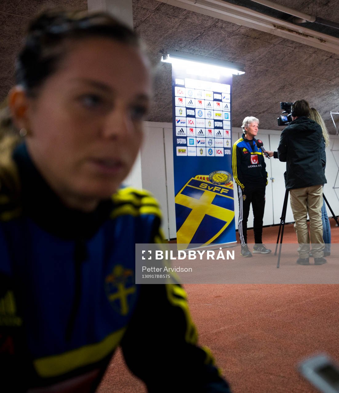 Förbundskapten Pia Sundhage blir intervjuad av TV4 i