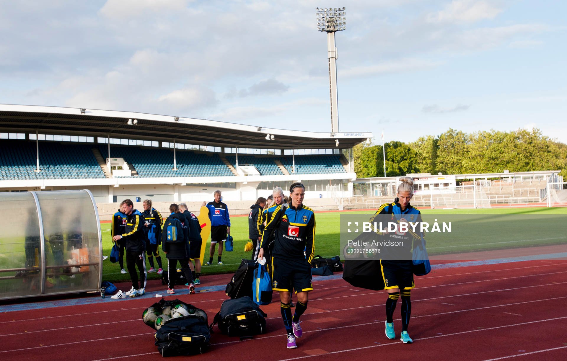 Spelare lämnar Stadion