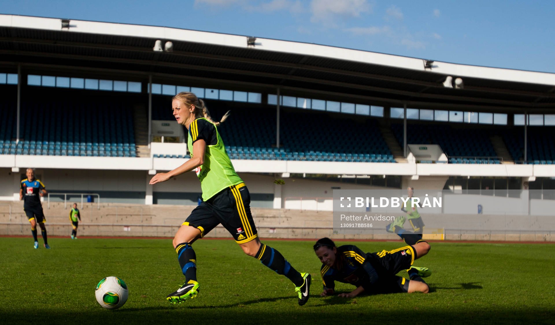 Amanda Ilestedt tar sig förbi Lotta Schelin som sedan