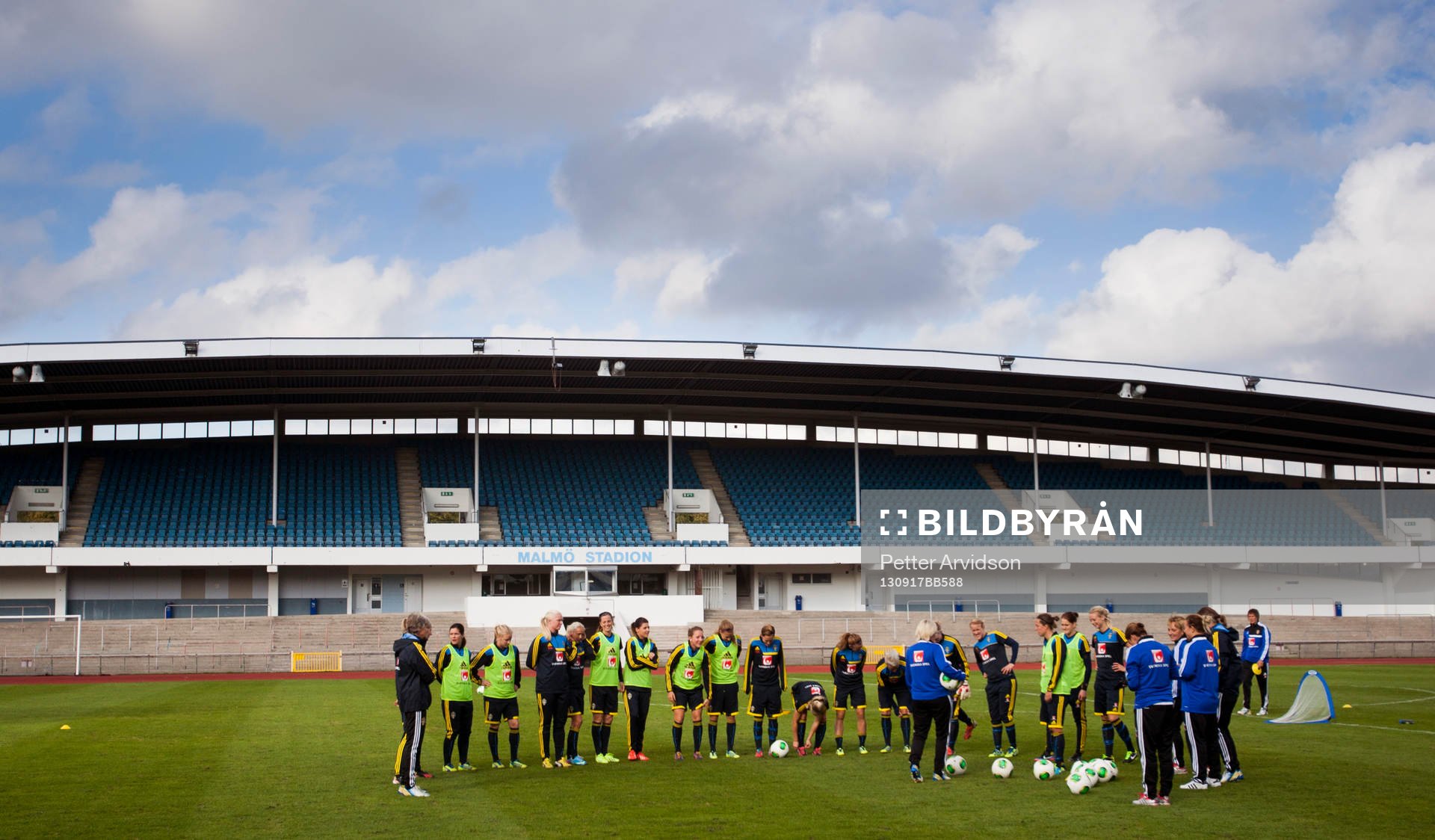 Laget tränar på Malmö Stadion