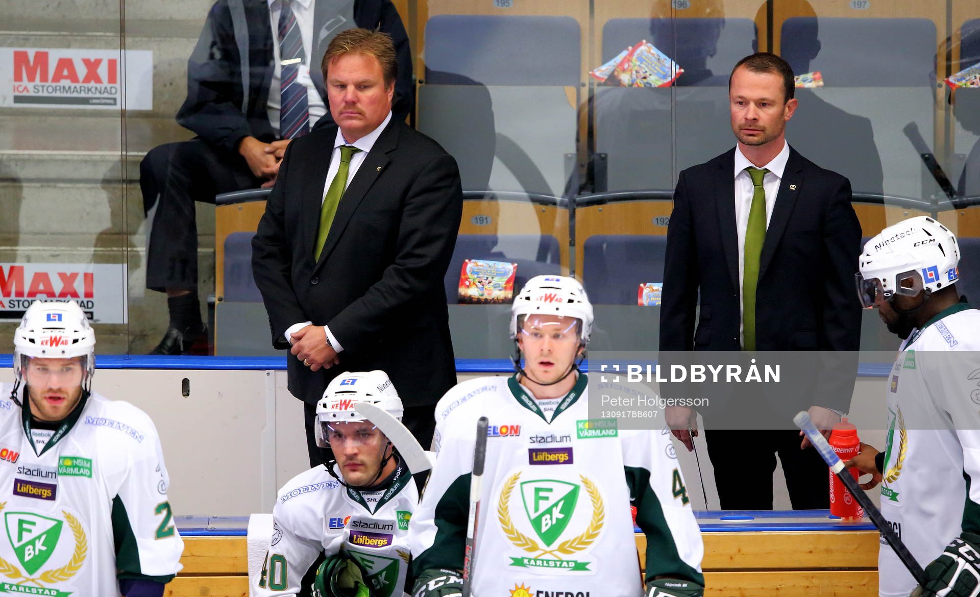 Bekymrade blickar i Färjestads bås, tränare Leif