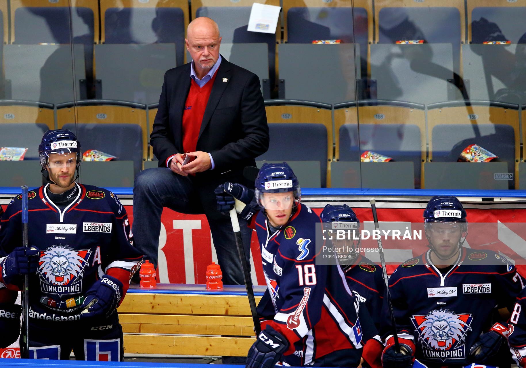 <Linköpings Sebastian Karlsson, tränare Roger Melin,