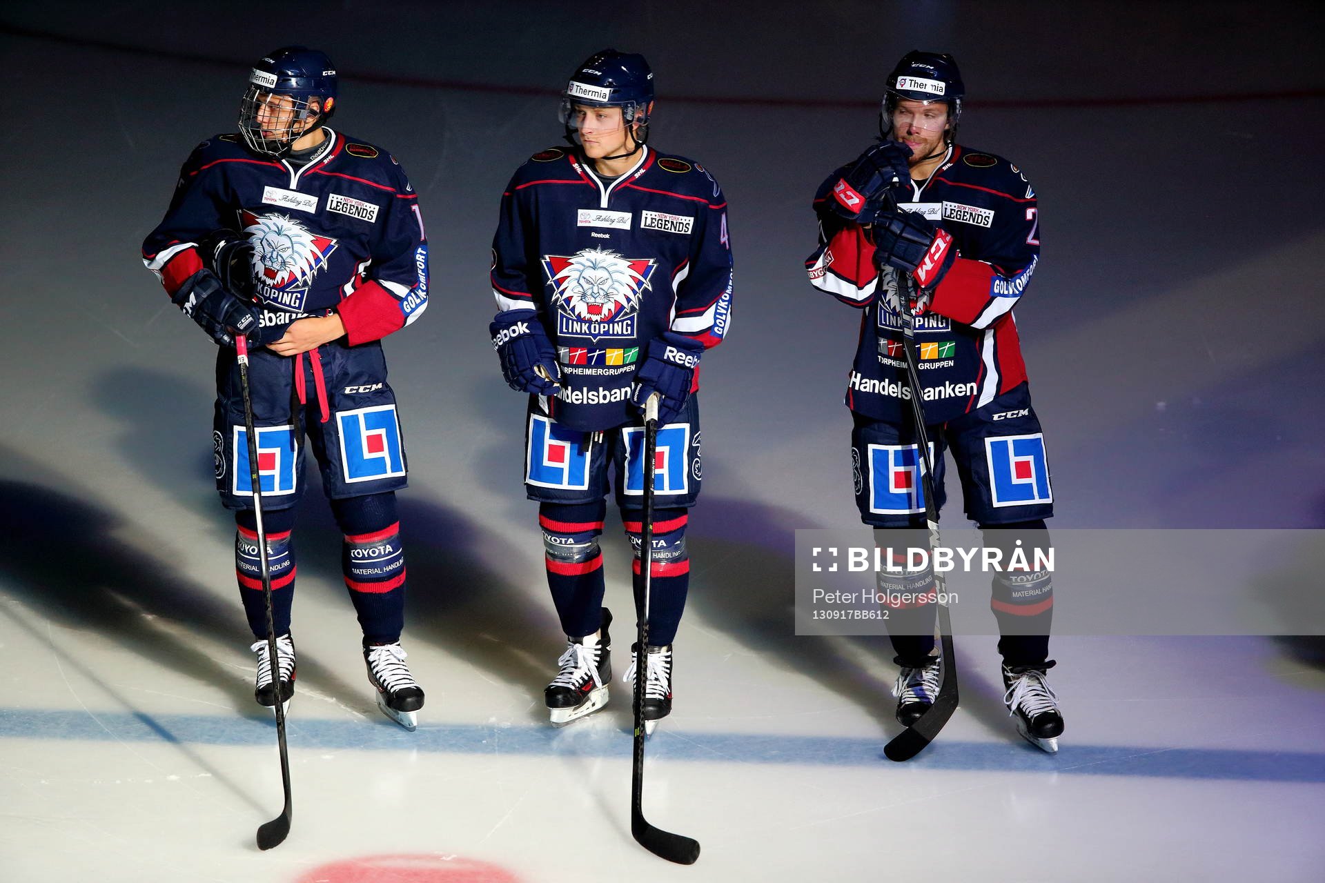 I mitten Linköpings Linus Hultström i matchen mellan