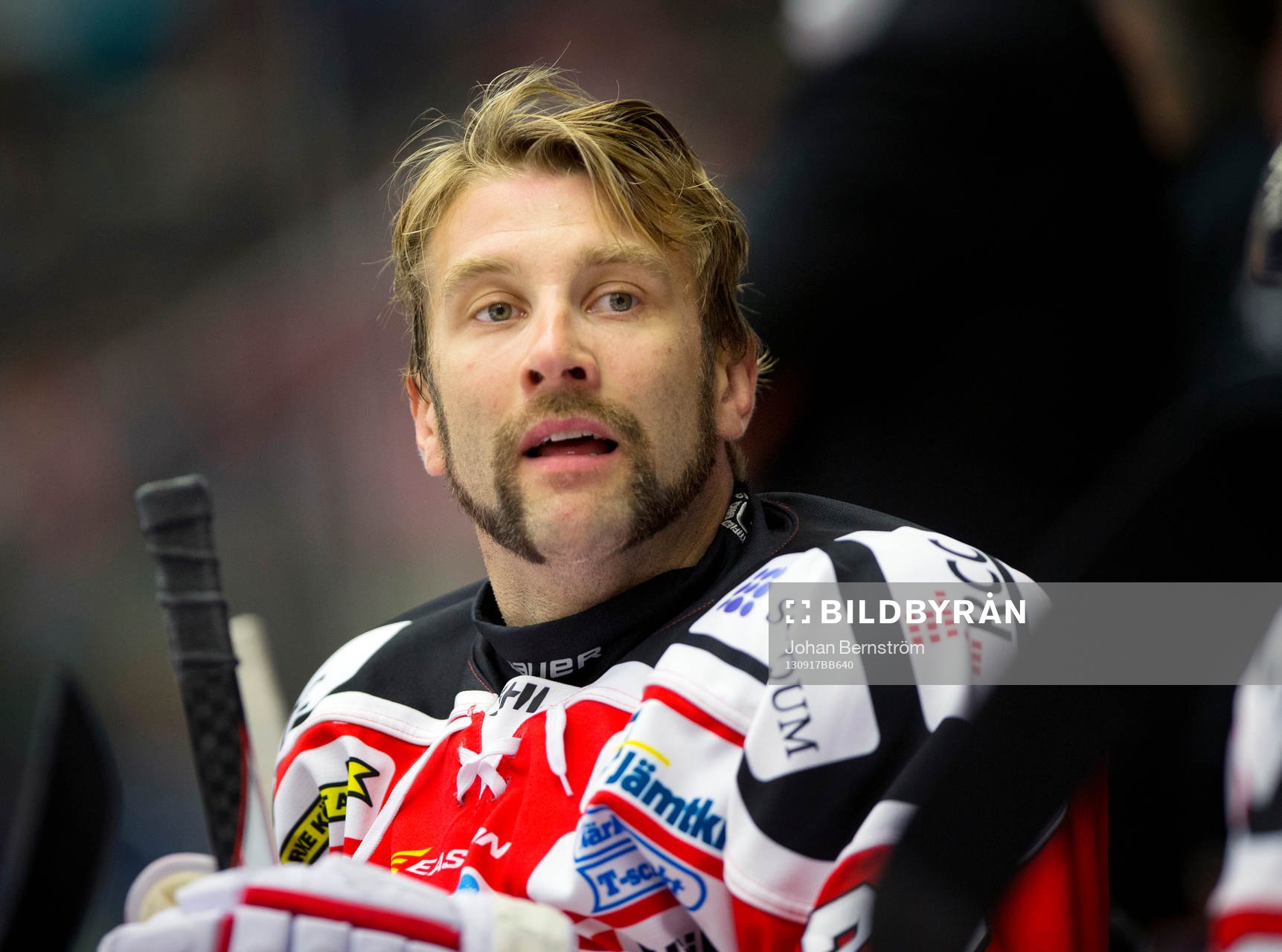 Emil Kåberg utan hjälm i SHL mellan Örebro och Leksand