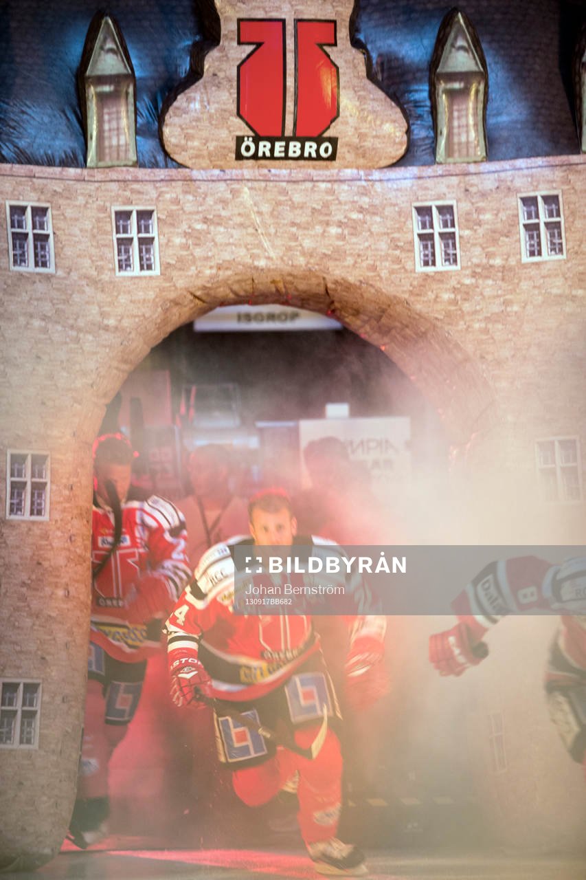 Conny Strömberg åker ut genom Örebro slott i SHL mellan