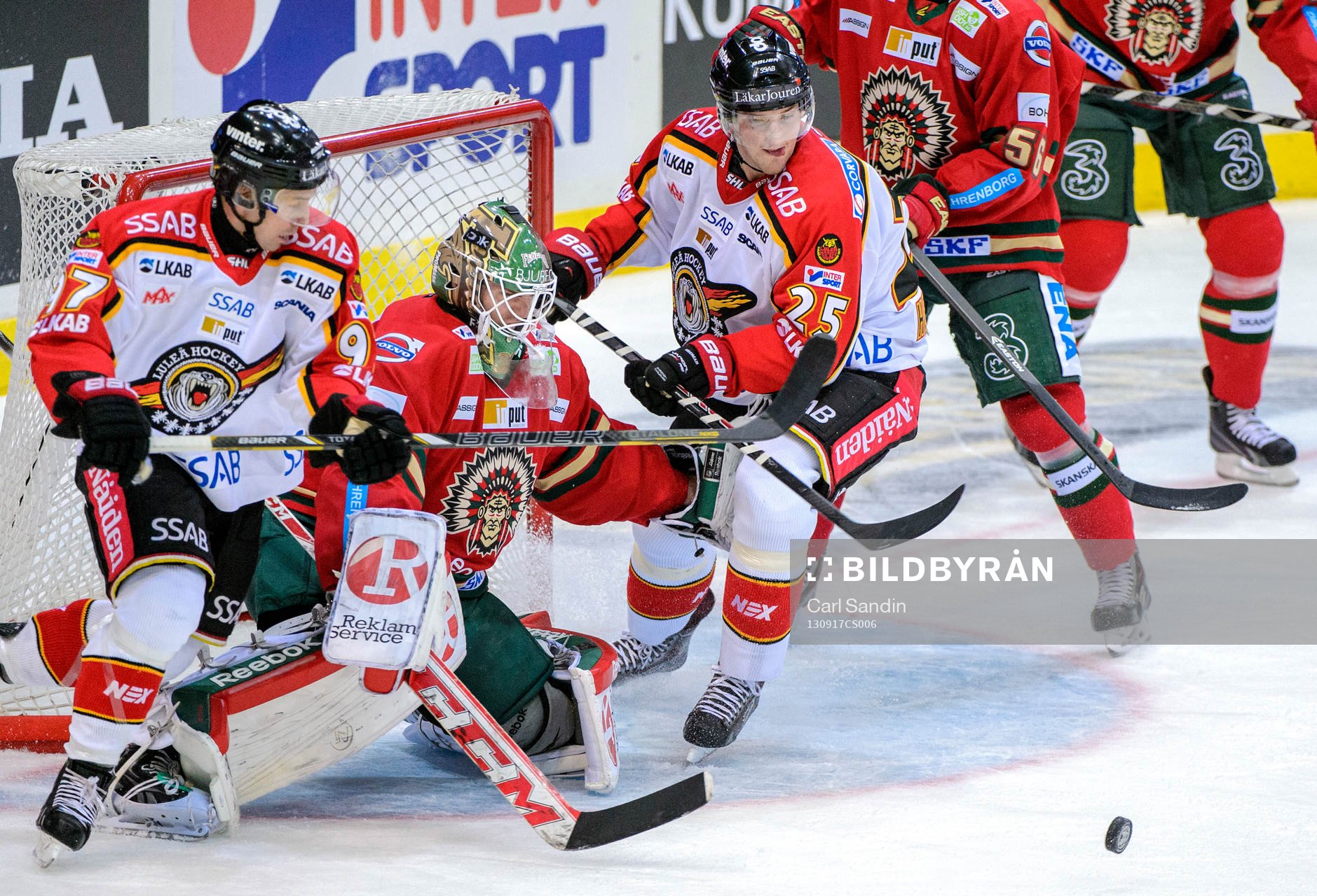 Luleås Per Ledin och Anton Hedman jagar pucken framför