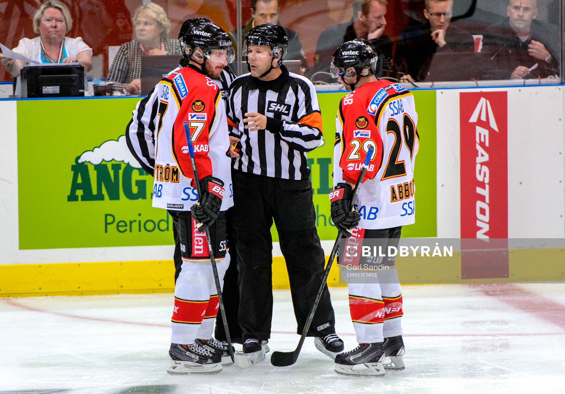 Luleås Jan Sandström och Chris Abbott pratar med domaren