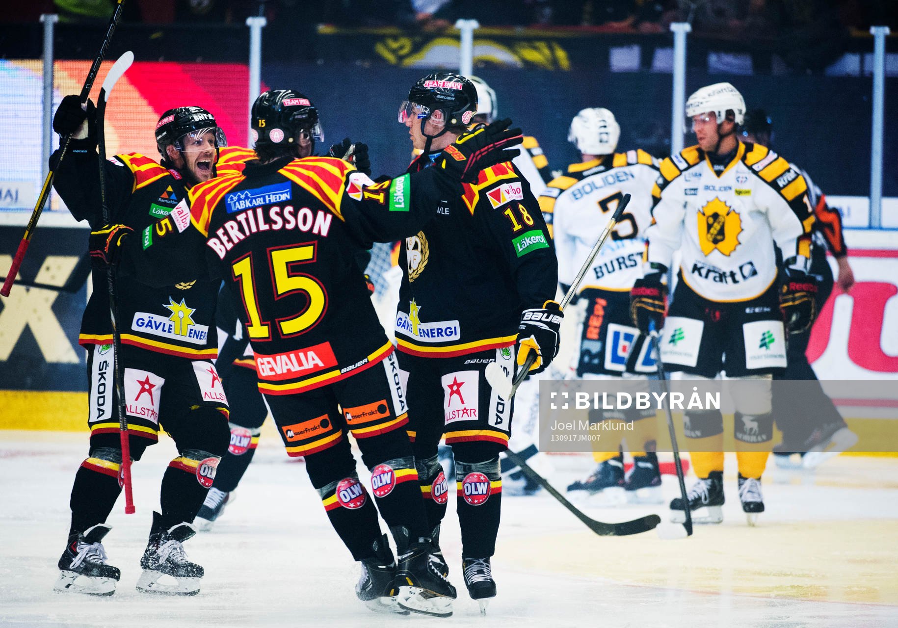 Brynäs Anton Rödin (h) gratuleras till sitt 1-0-mål