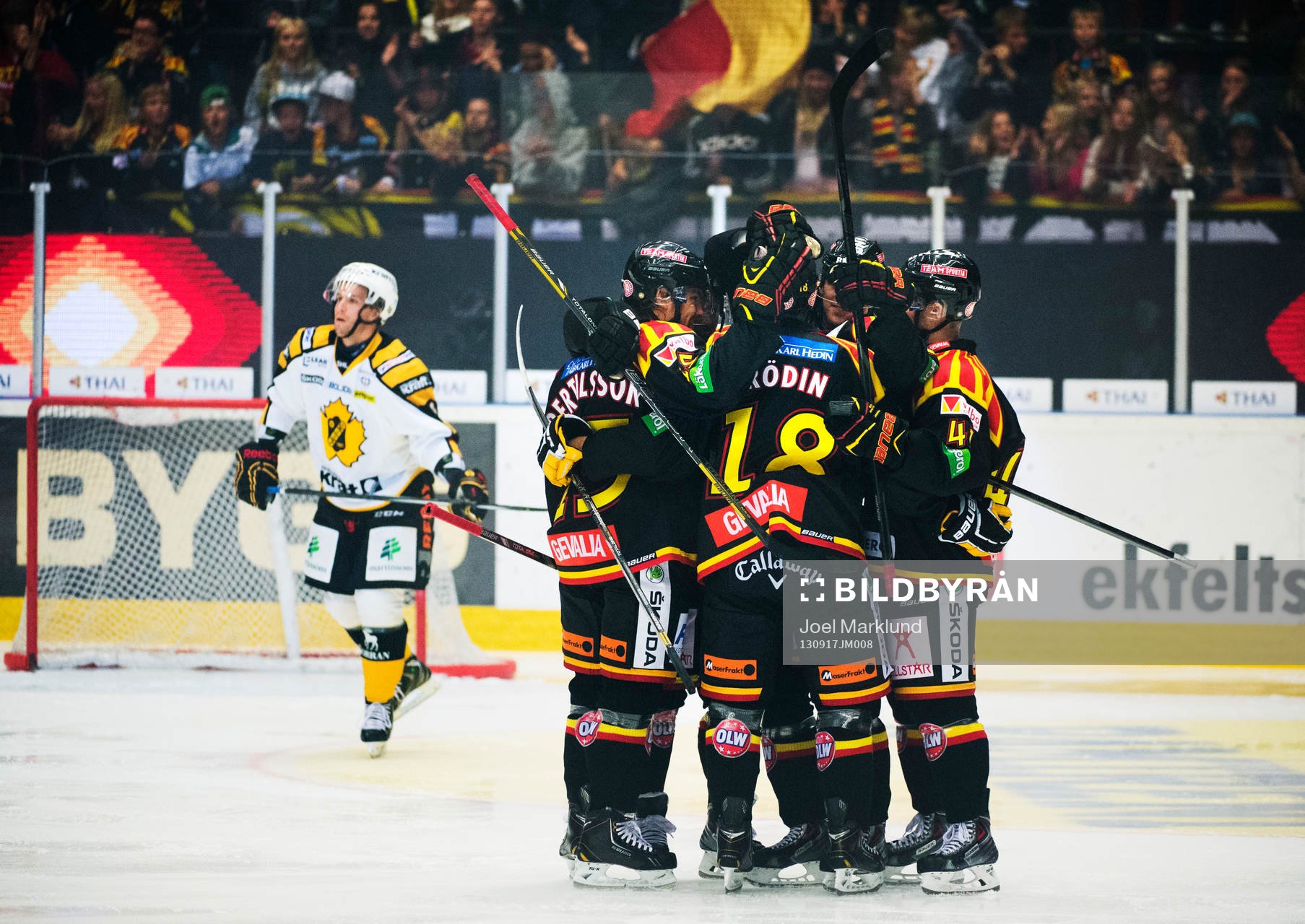 Brynäs Anton Rödin (nr 18) kramas om av sina medspelare