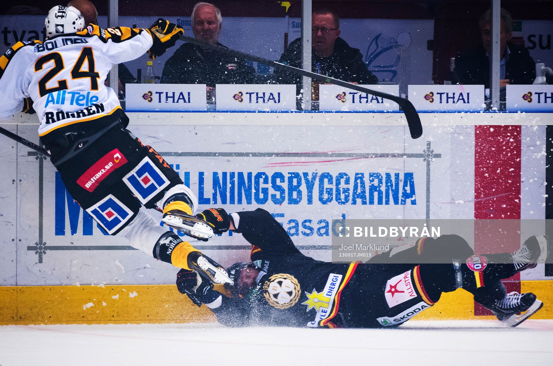 Skellefteås Jonas Frögren flyger i en närkamp med