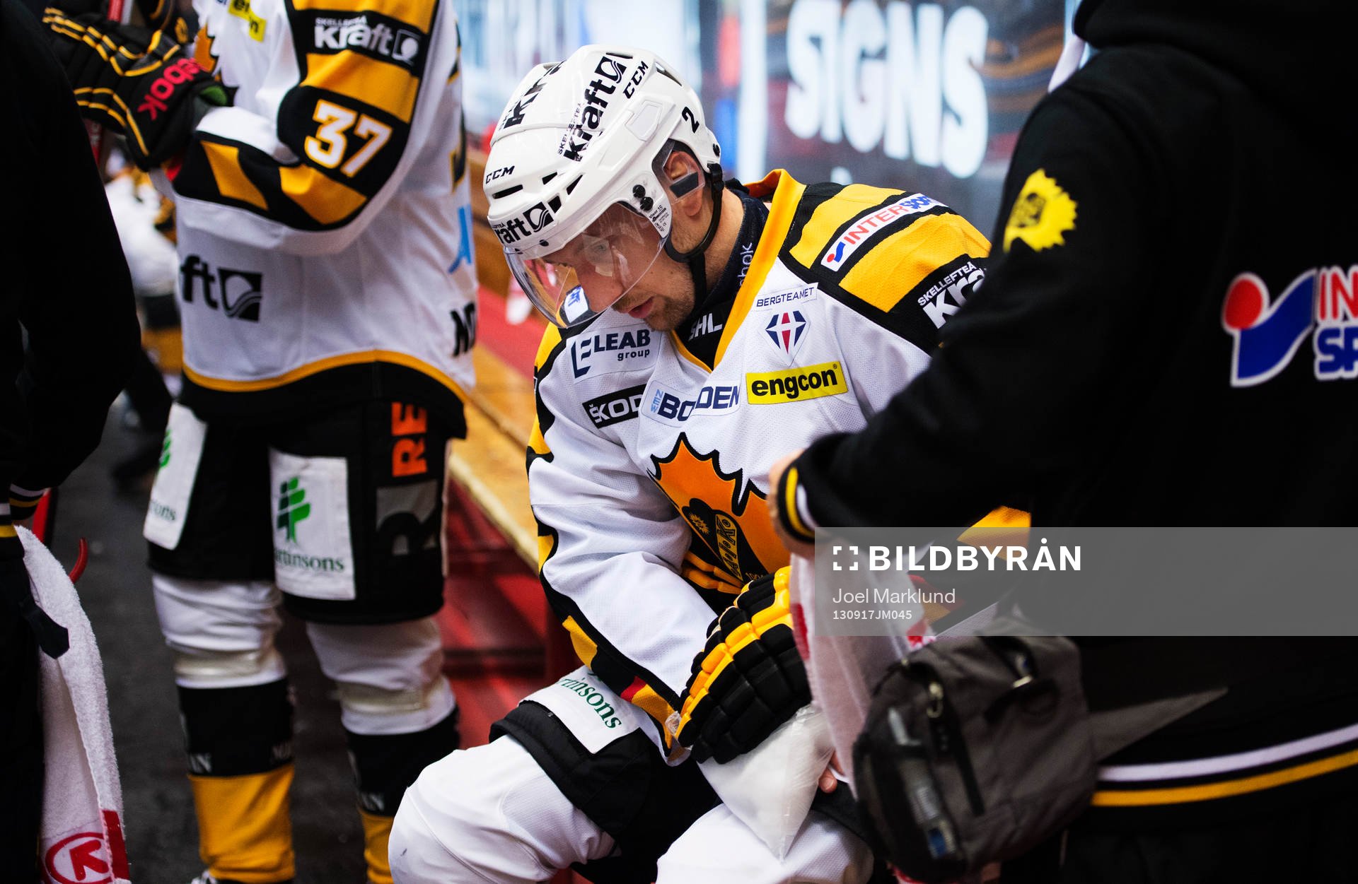 Skellefteås Erik Andersson kyler sin högra hand