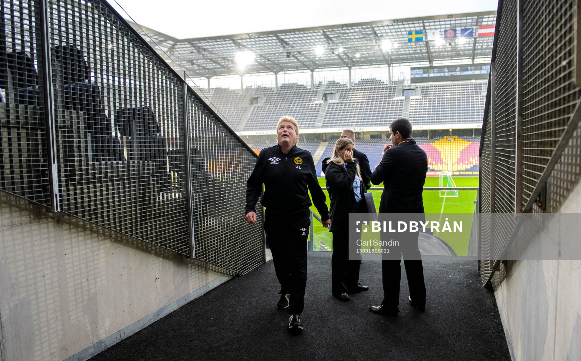 Elfsborgs tränare Jörgen Lennartsson inspekterar arenan