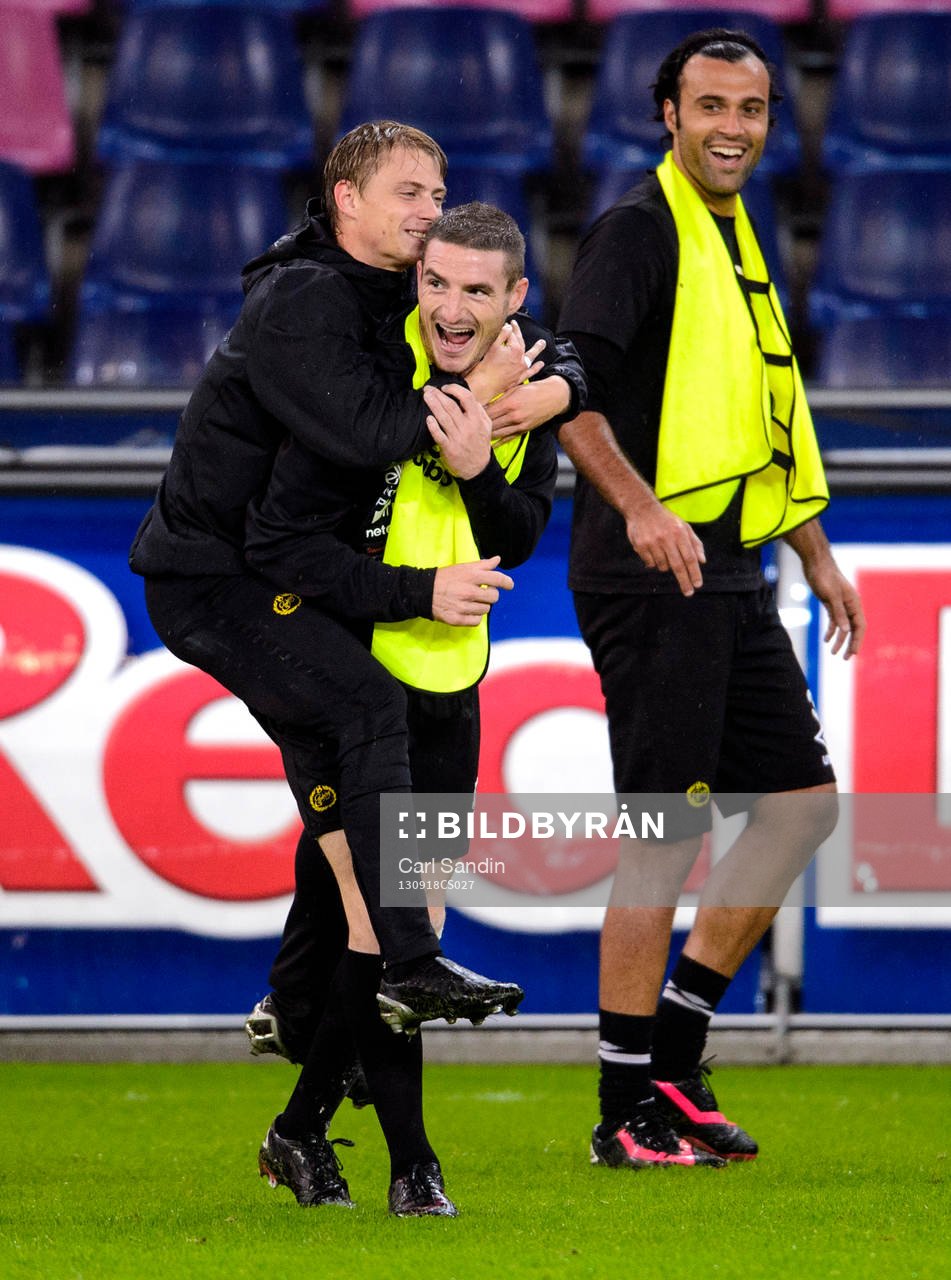 Elfsborgs Simon Hedlund och James Keene skojar under träningen inför den första gruppspelsmatchen i fotbollens Europa League den 18 september 2013 i Salzburg, Österrike.