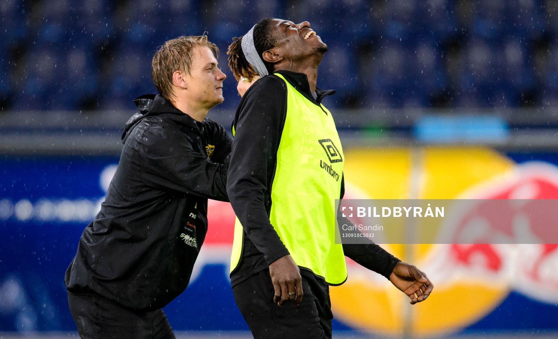 Elfsborgs Simon Hedlund och Mohamed Bangura skojar