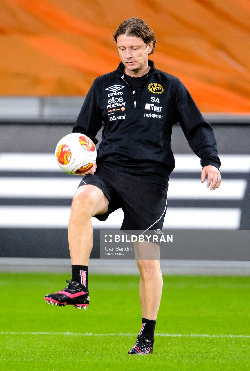 Elfsborgs klubbchef Stefan Andreasson trixar med en boll