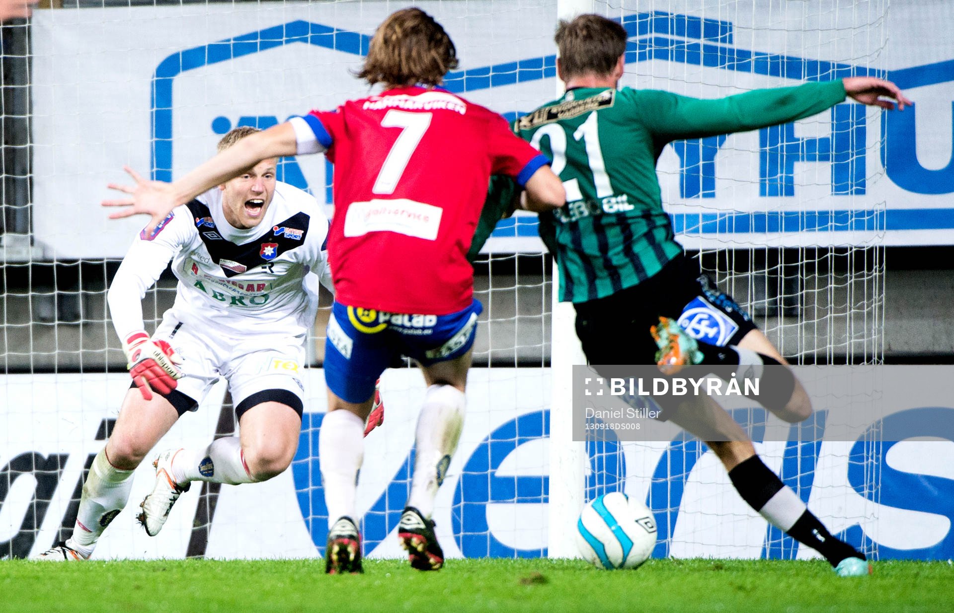 Örgrytes målvakt Peter Abrahamsson rusar ut när Varbergs