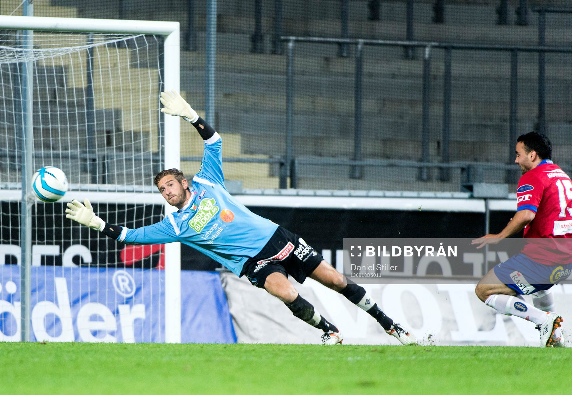 Varbergs målvakt Dan Sadé ser Örgrytes Richard Yarsuvat
