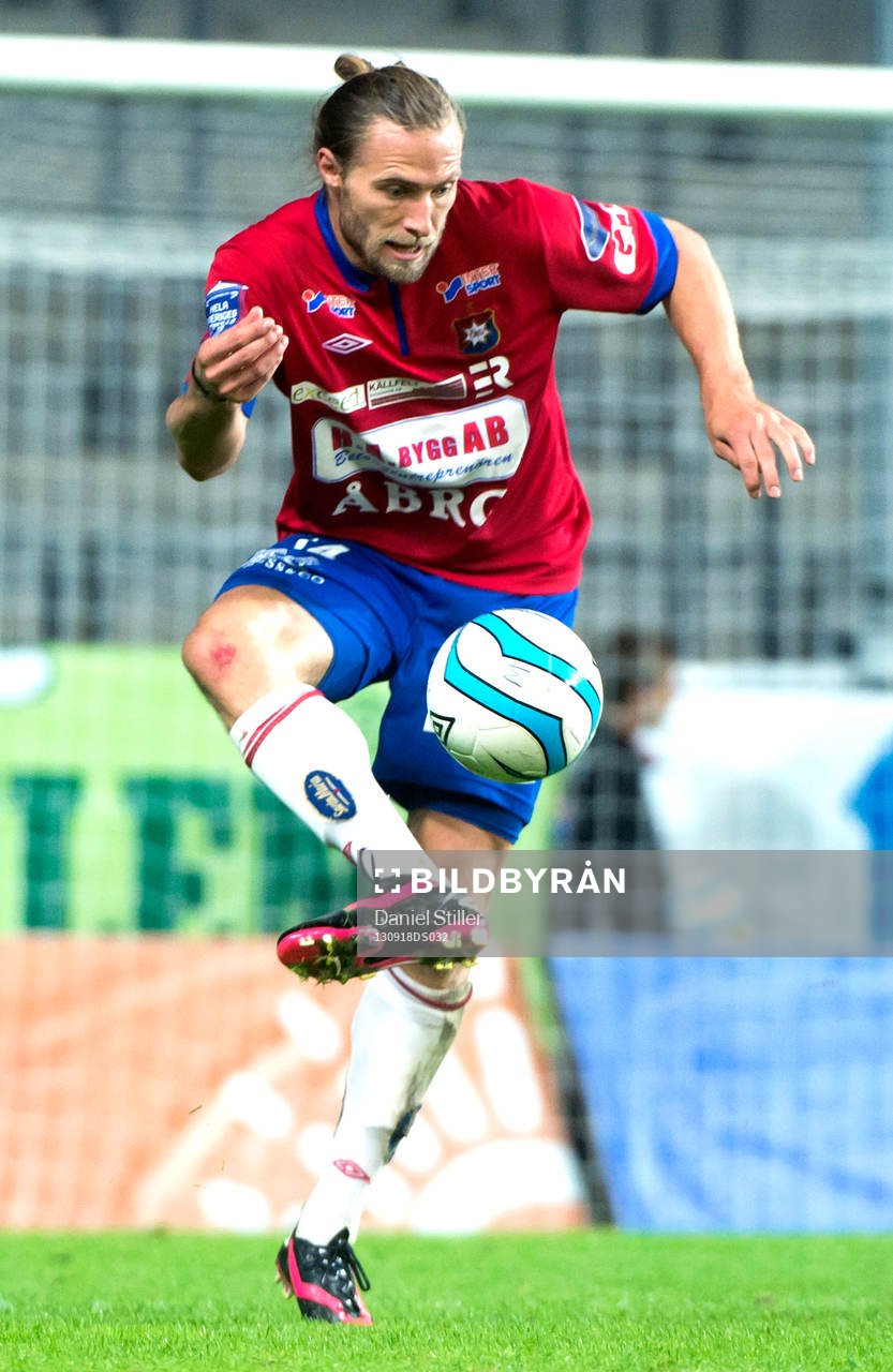 Örgrytes Emil Karlsson tar ner bollen
