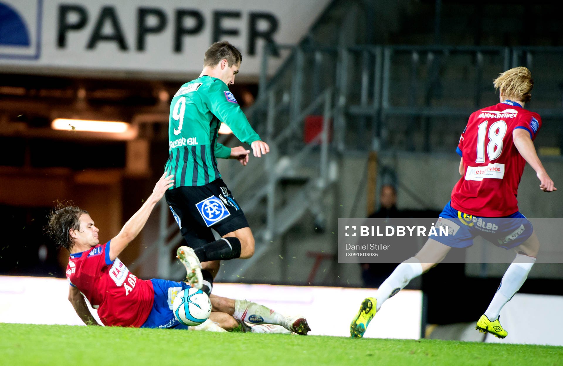 Örgrytes Hannes Sahlin tar bollen av Varbergs Gabriel