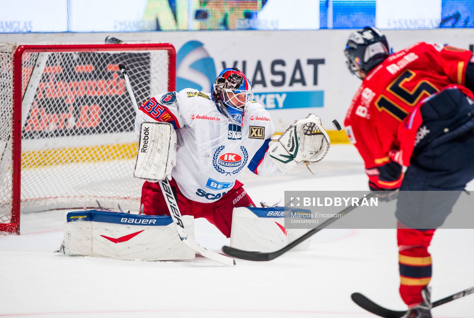 Oskarshamns målvakt Michal Zajkowski plockar pucken