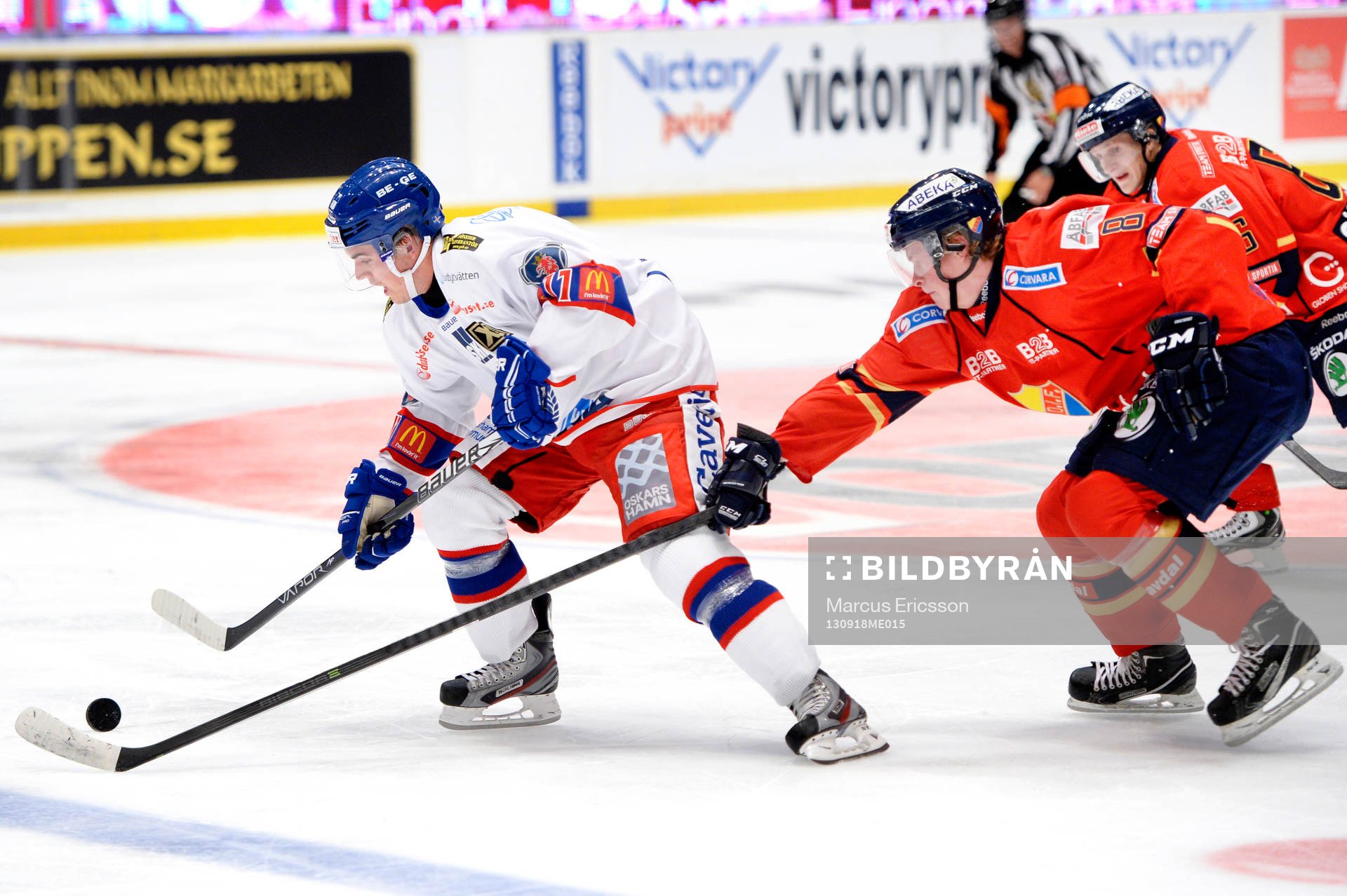 Oskarshamns Victor Löfstedt jagas av Djurgårdens Linus