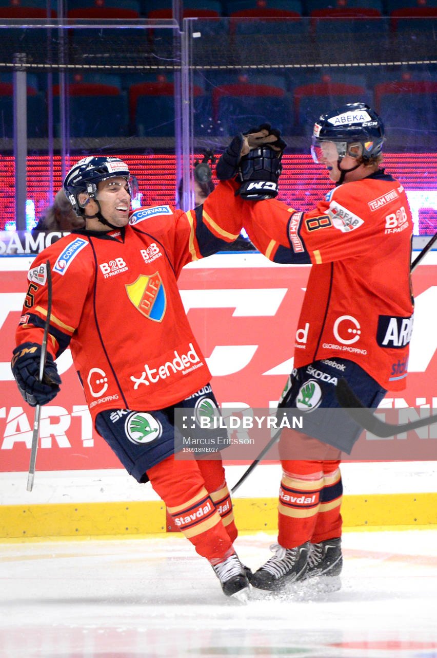 Djurgårdens Steve Saviano (tv) jublar