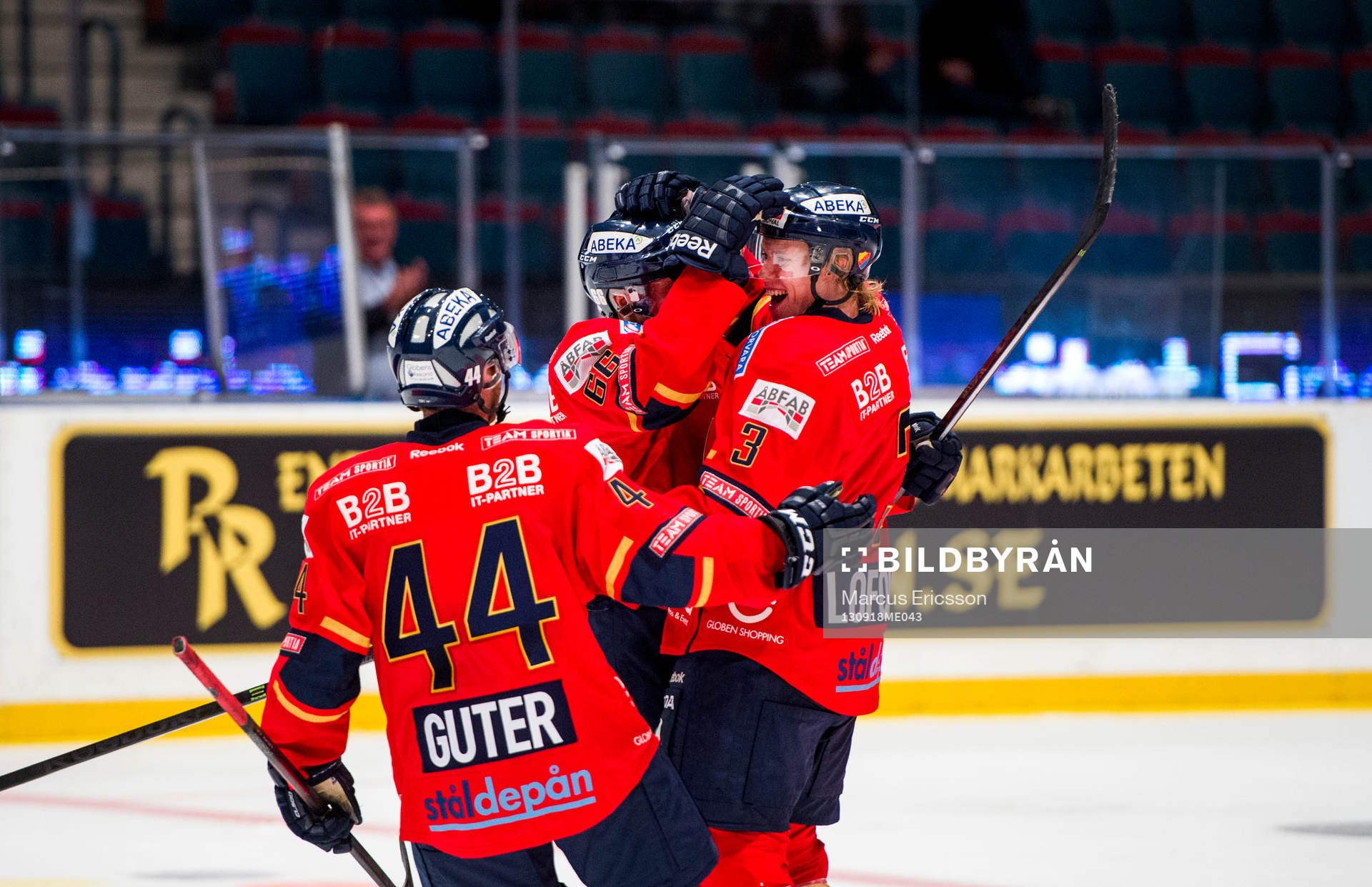 Djurgårdens Marcus Sörensen kramas om av Mattias Guter