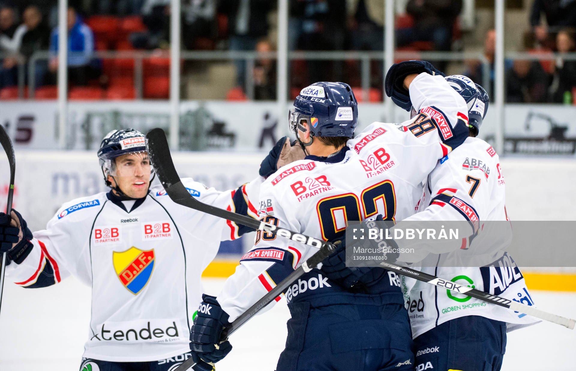 Djurgårdens Dustin Johner kramas om