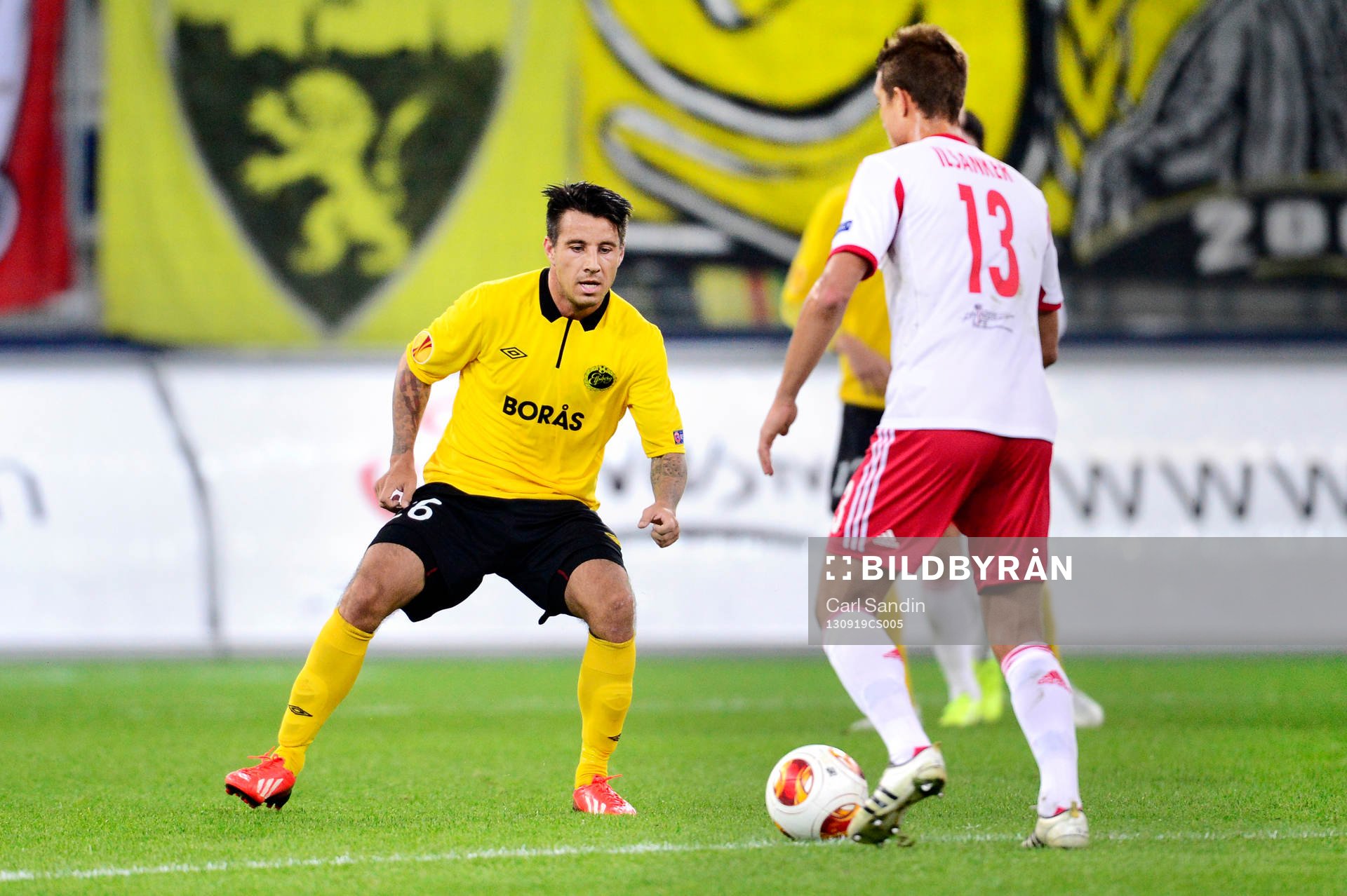 Elfsborgs Mikkel Beckmann utmanas av Salzburgs Stefan