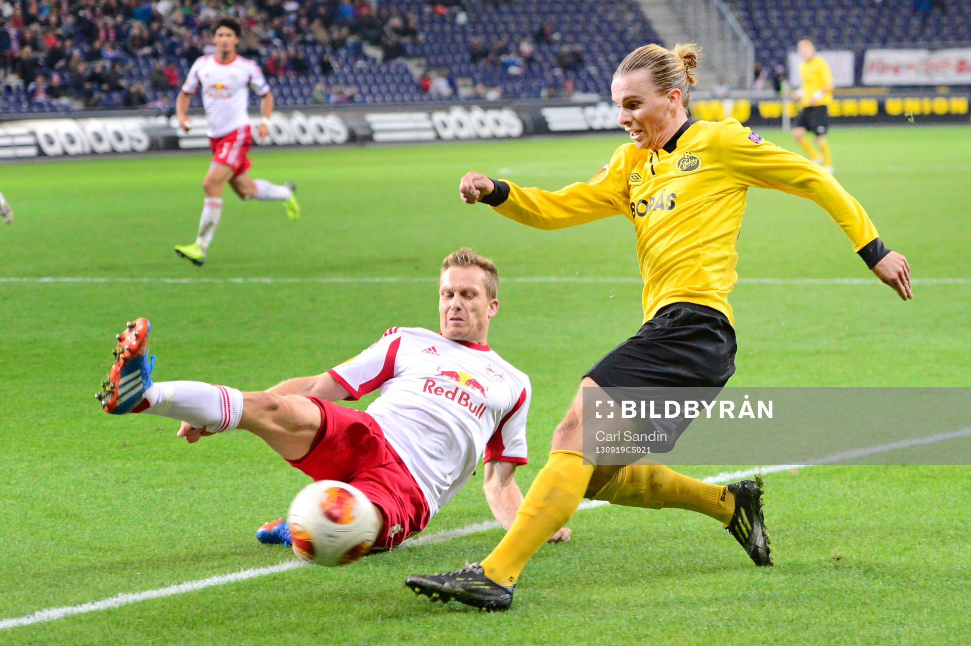 Salzburgs Christian Schwegler och Elfsborgs Niklas Hult