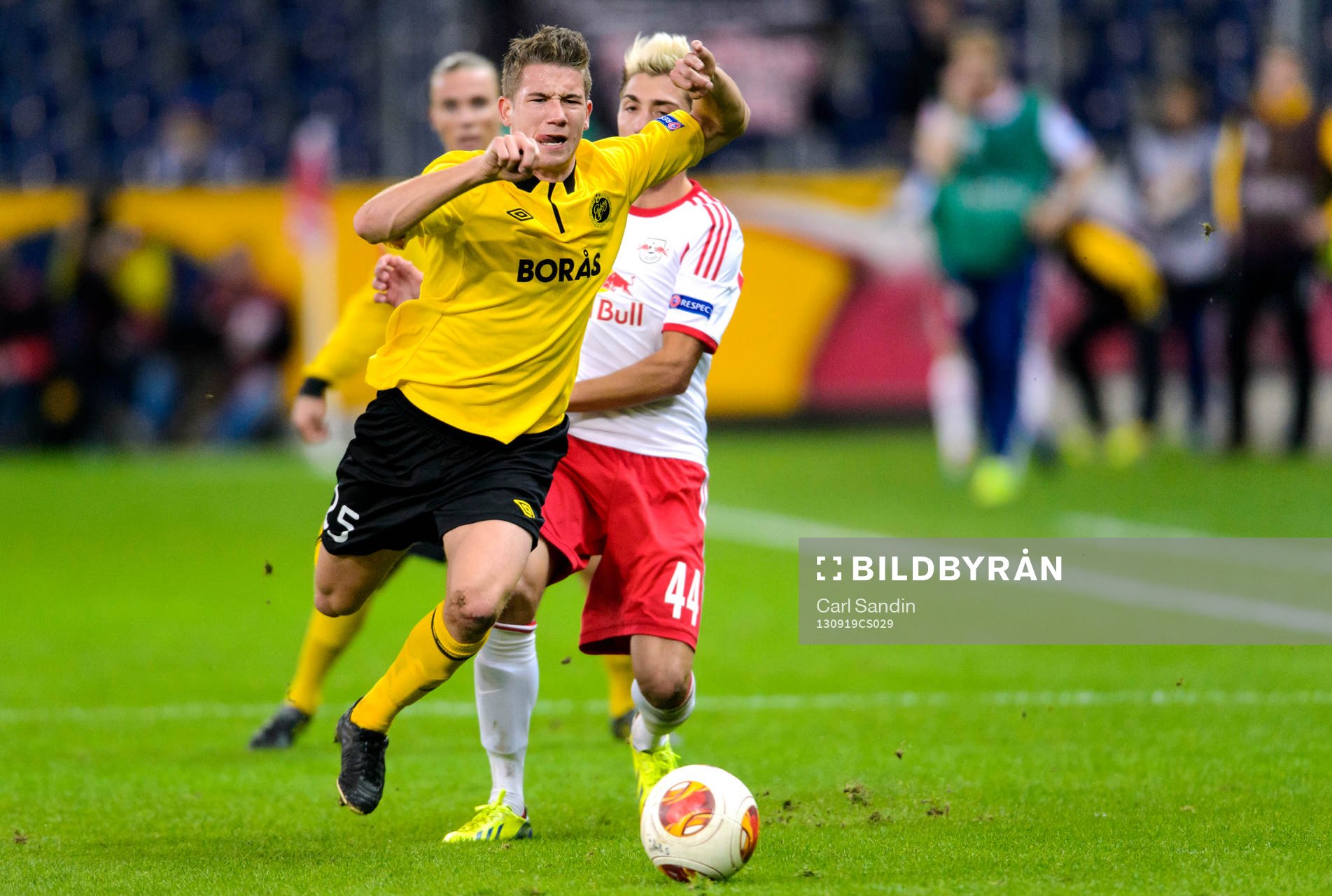 Elfsborgs Marcus Rohdén fälls av Salzburgs Kevin Kampl