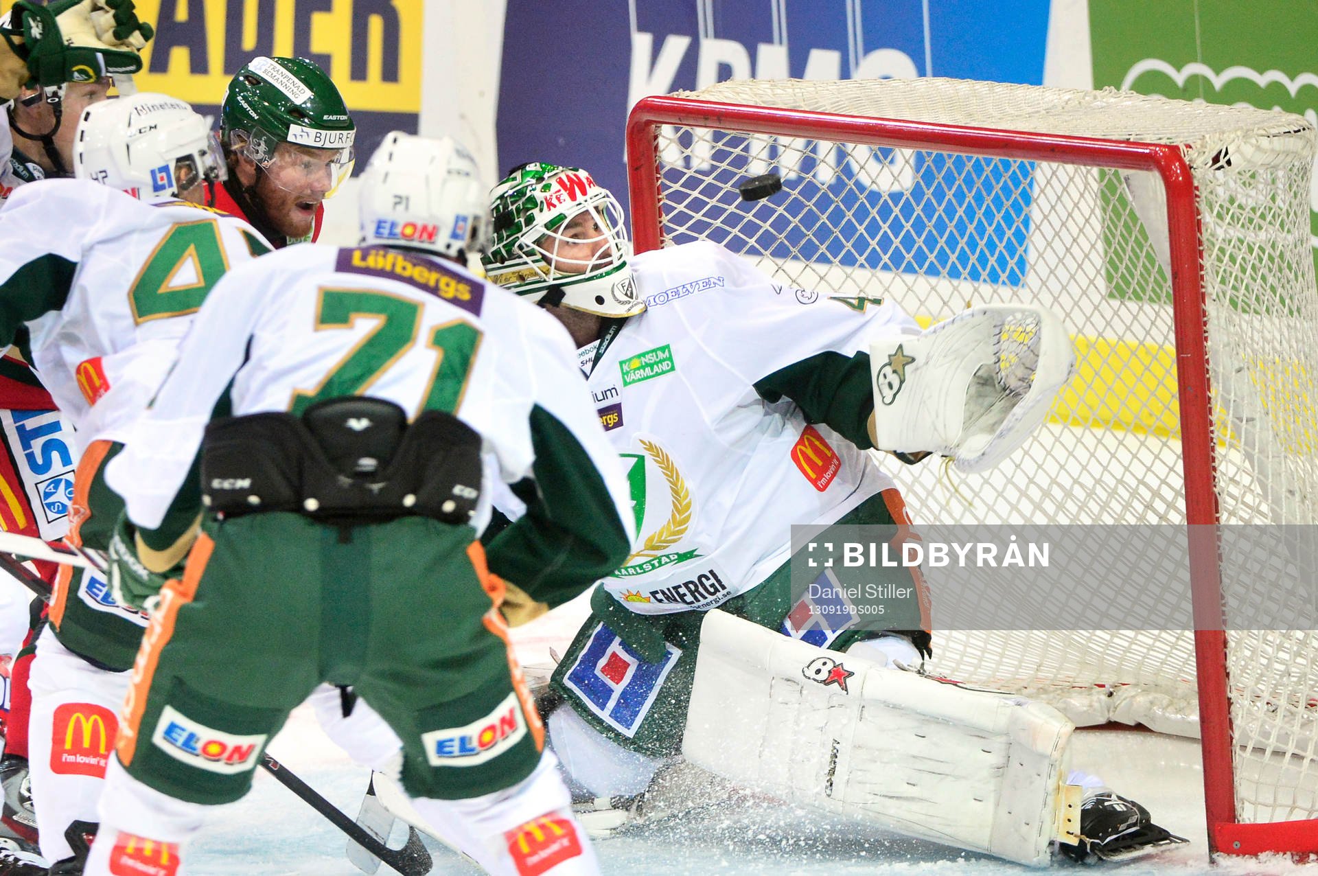 Frölundas Per Åslund ser pucken nästan gå in bakom