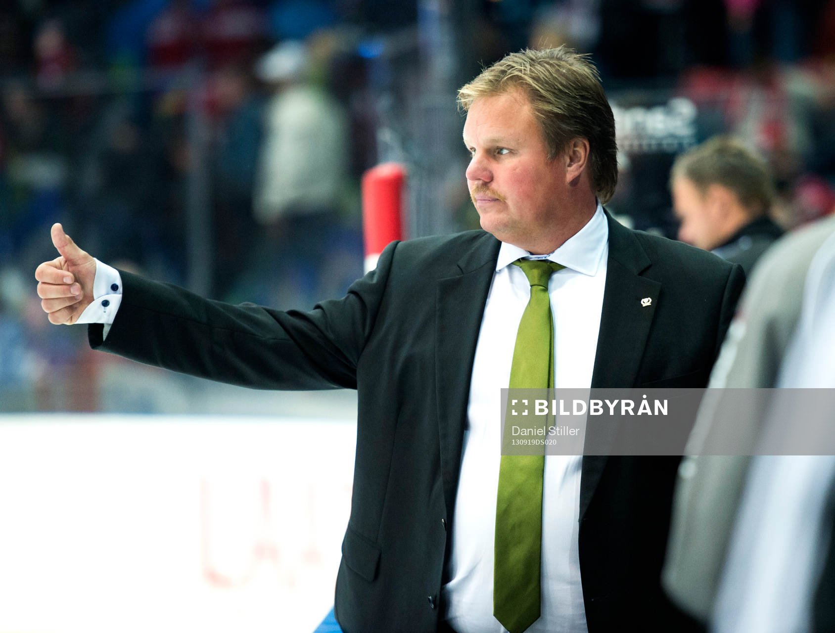 Färjestad tränare Leif Carlsson gör tummen upp