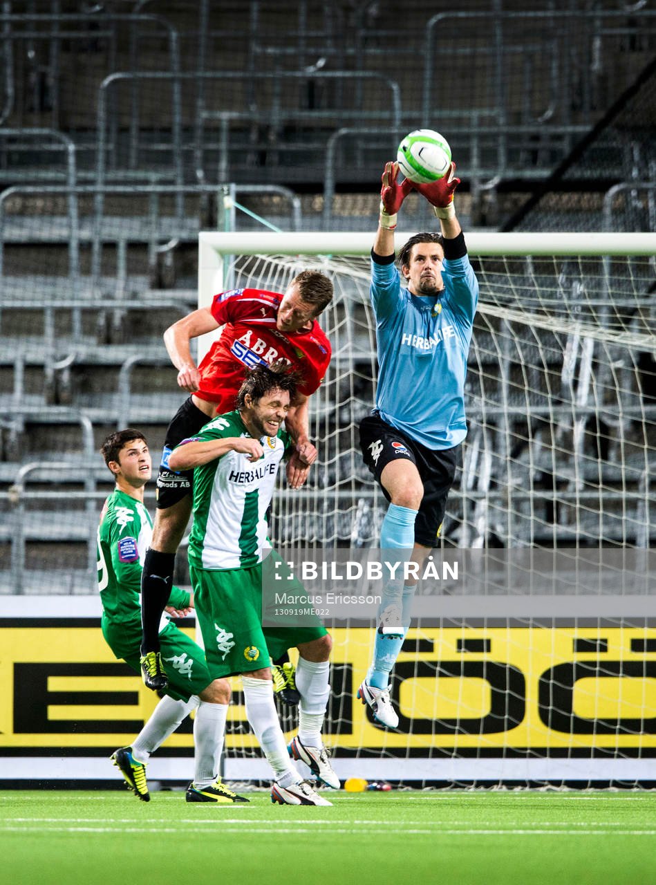 Hammarbys målvakt Johannes Hopf plockar ned bollen