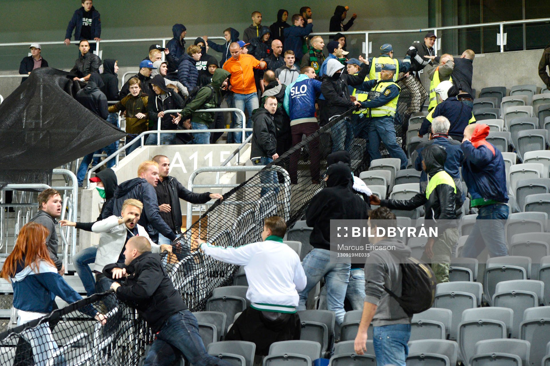 Slagsmål mellan Hammarbys och GAIS supportrar utbryter på