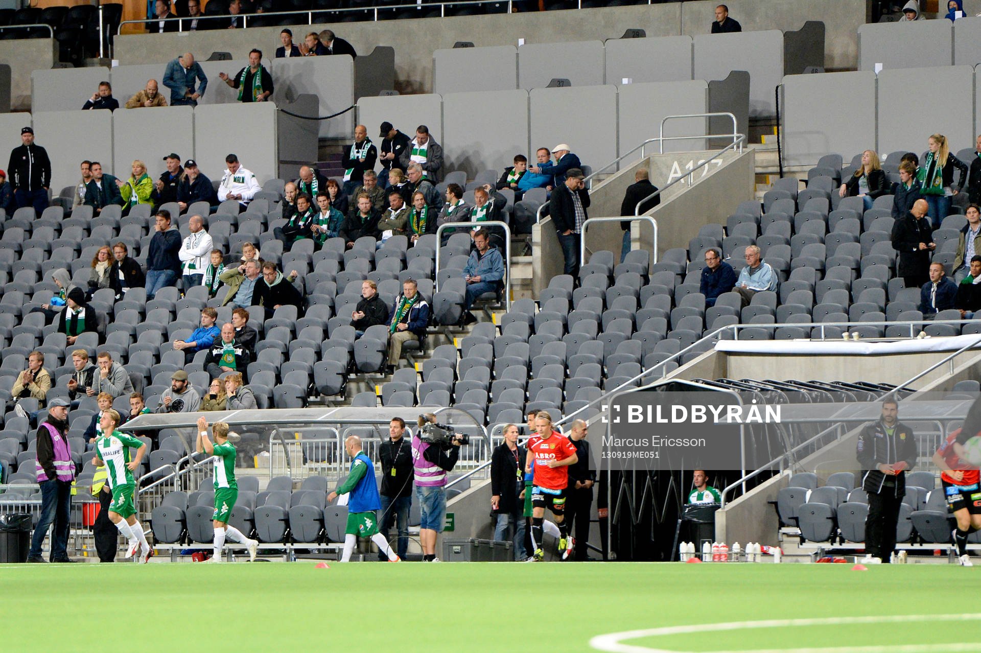 Spelarna kommer ut på planen igen för att återuppta