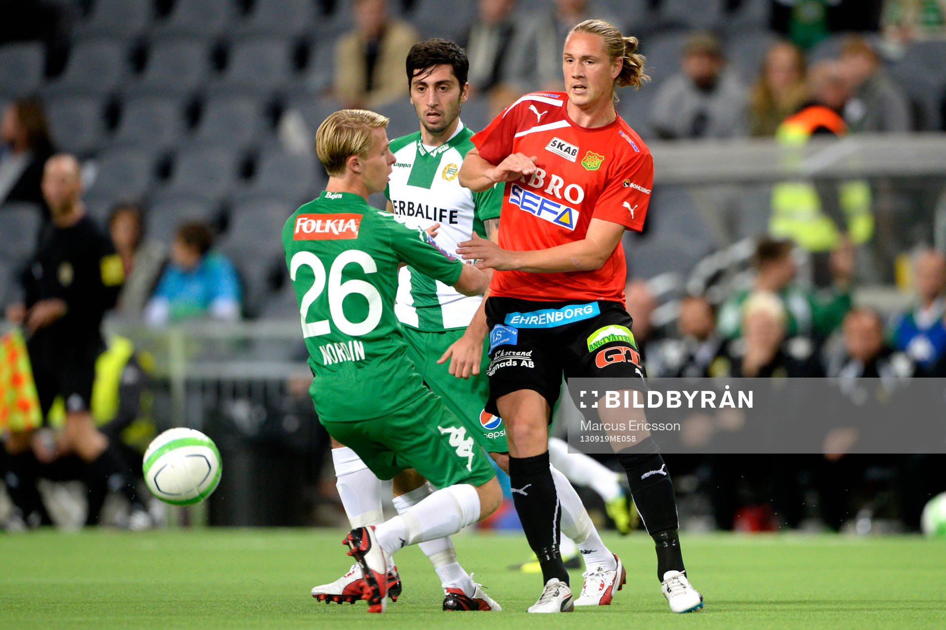 GAIS Marcus Översjö spelar bollen vidare förbi Hammarbys