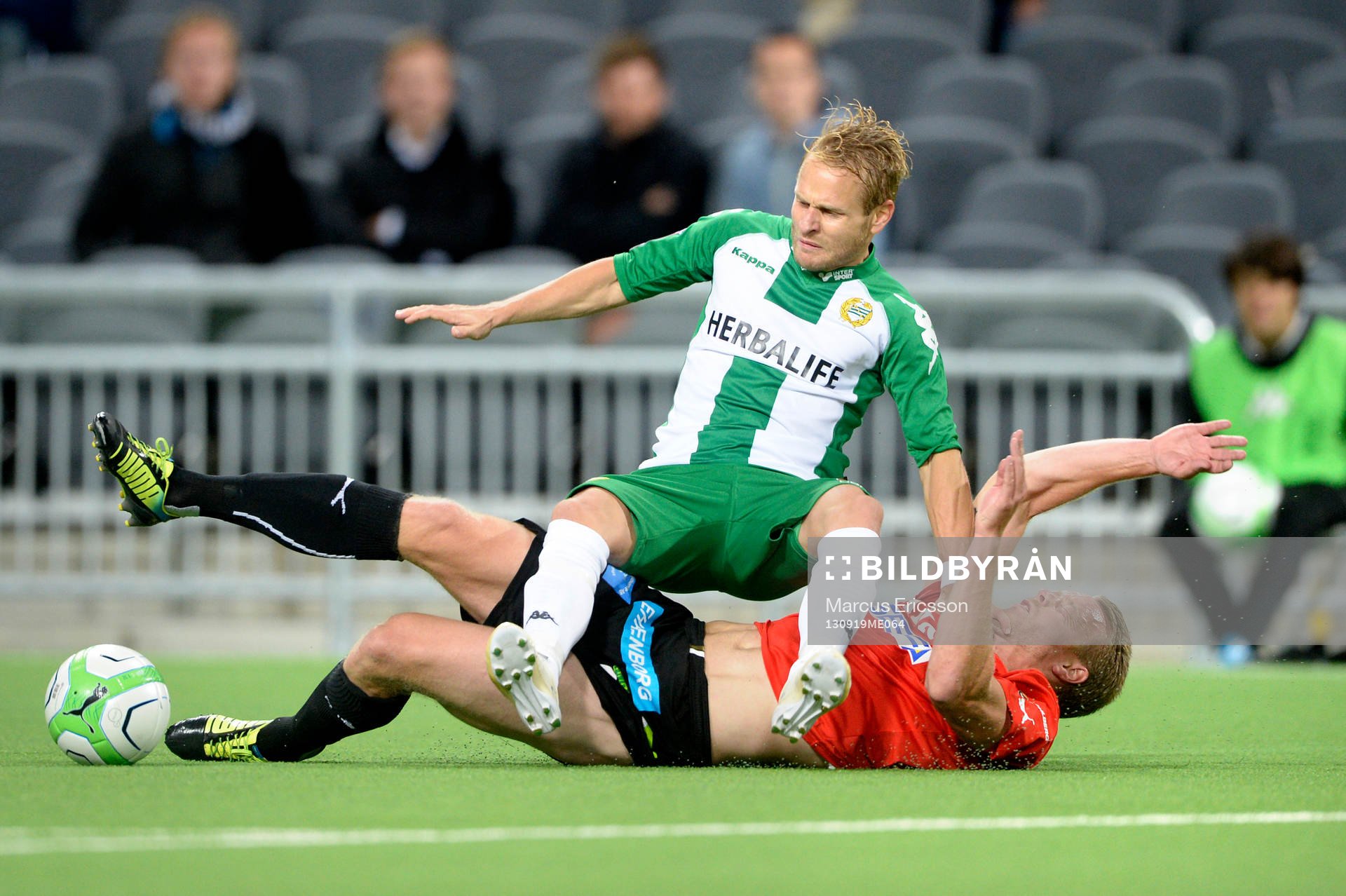 Hammarbys Erik Sundin glidtacklas av GAIS Björn Andersson